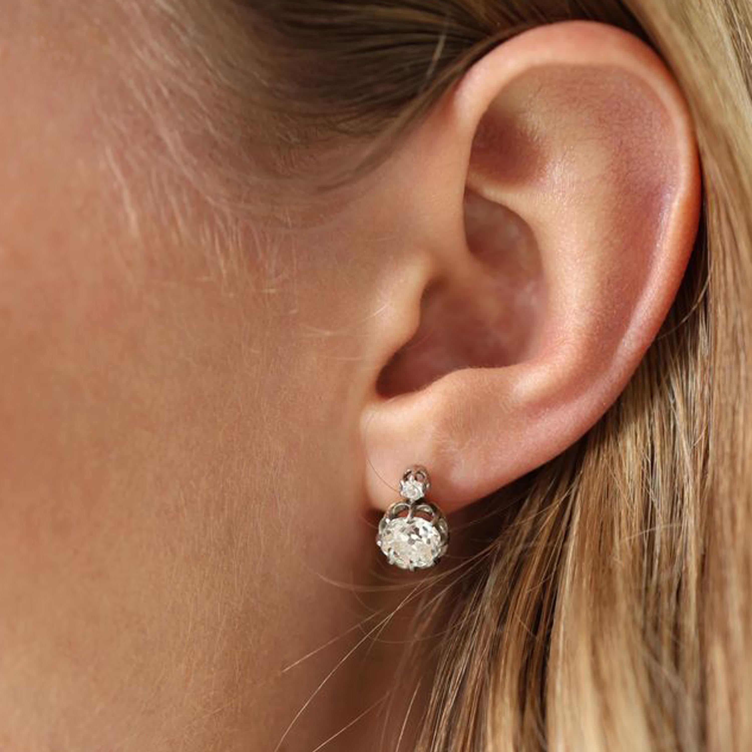 Une paire de boucles d'oreilles anciennes, en forme de coussin, en diamant de taille ancienne, avec une paire de diamants de taille européenne ancienne, d'un poids total d'environ 2,60 ct, à notre avis la couleur est de J à K et notre opinion de la