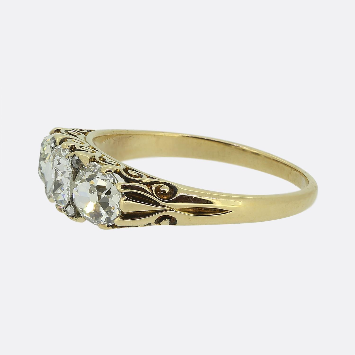 Aquí tenemos un anillo de tres piedras de estilo clásico tomado de la época victoriana. Esta pieza antigua está elaborada en rico oro amarillo de 18 ct y presenta tres cautivadores diamantes de talla europea antigua. Este trío ocupa un lugar