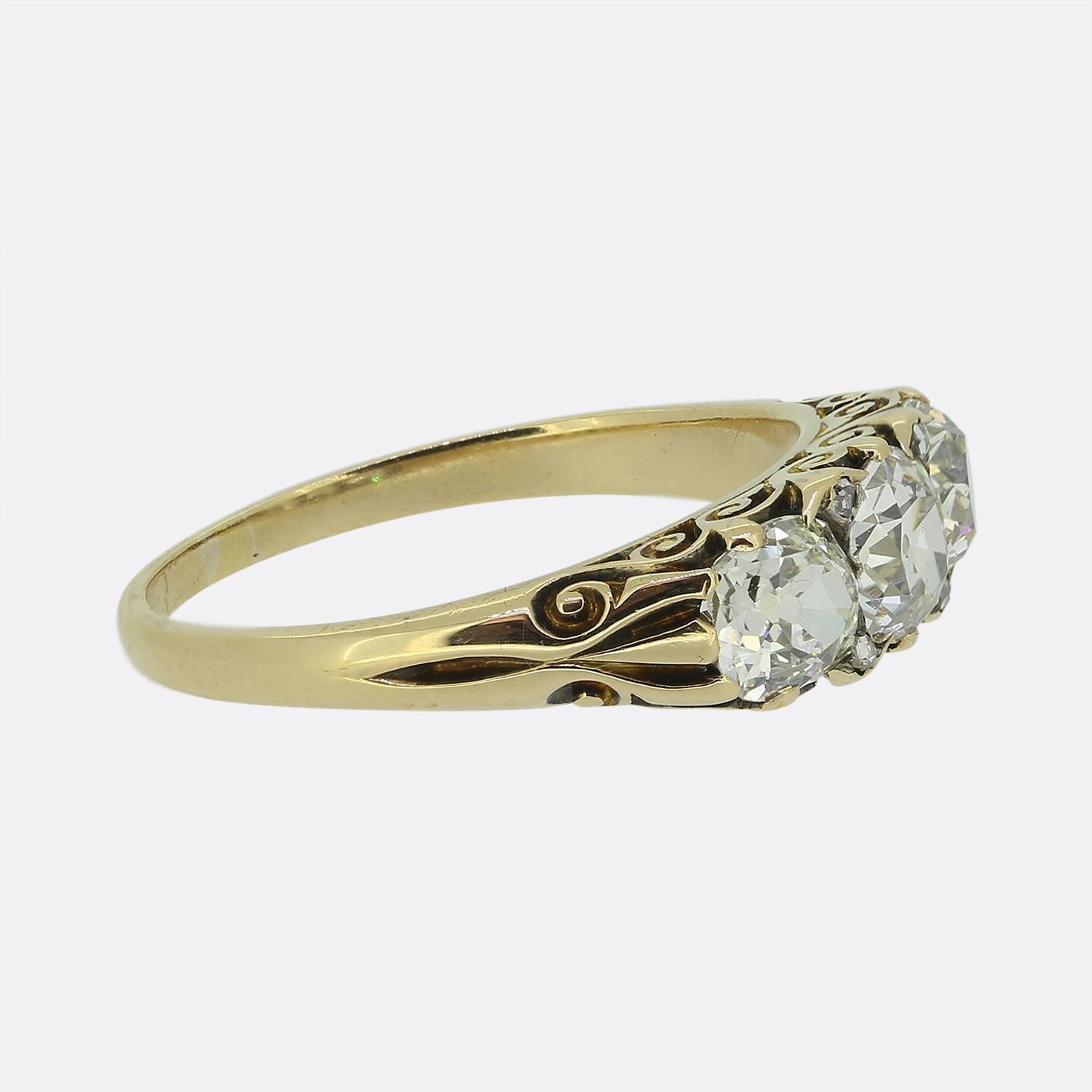 Anillo antiguo de tres piedras con diamantes talla antigua Victoriano