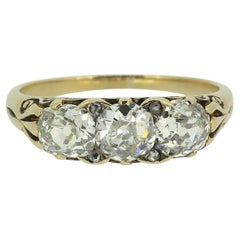 Anello antico a tre pietre con diamante di taglio antico