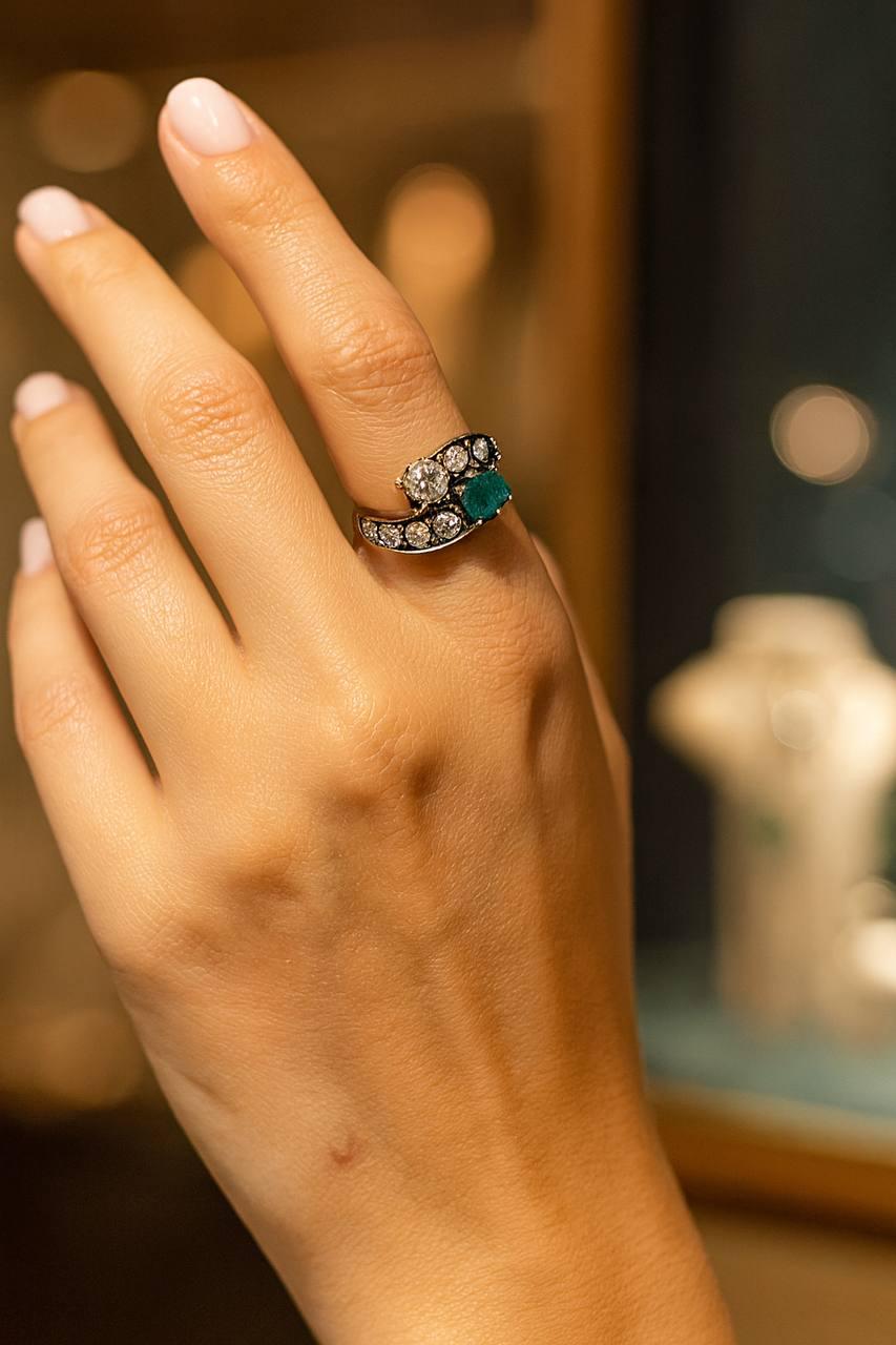 Il s'agit d'une bague victorienne en étain 18kt avec un diamant de taille ancienne et une émeraude (colombie).
Cette fabuleuse bague a un poids de 5.9gr d'or en 18k recouvert sur le dessus par de l'argent, un total de 2.00c de diamants de taille