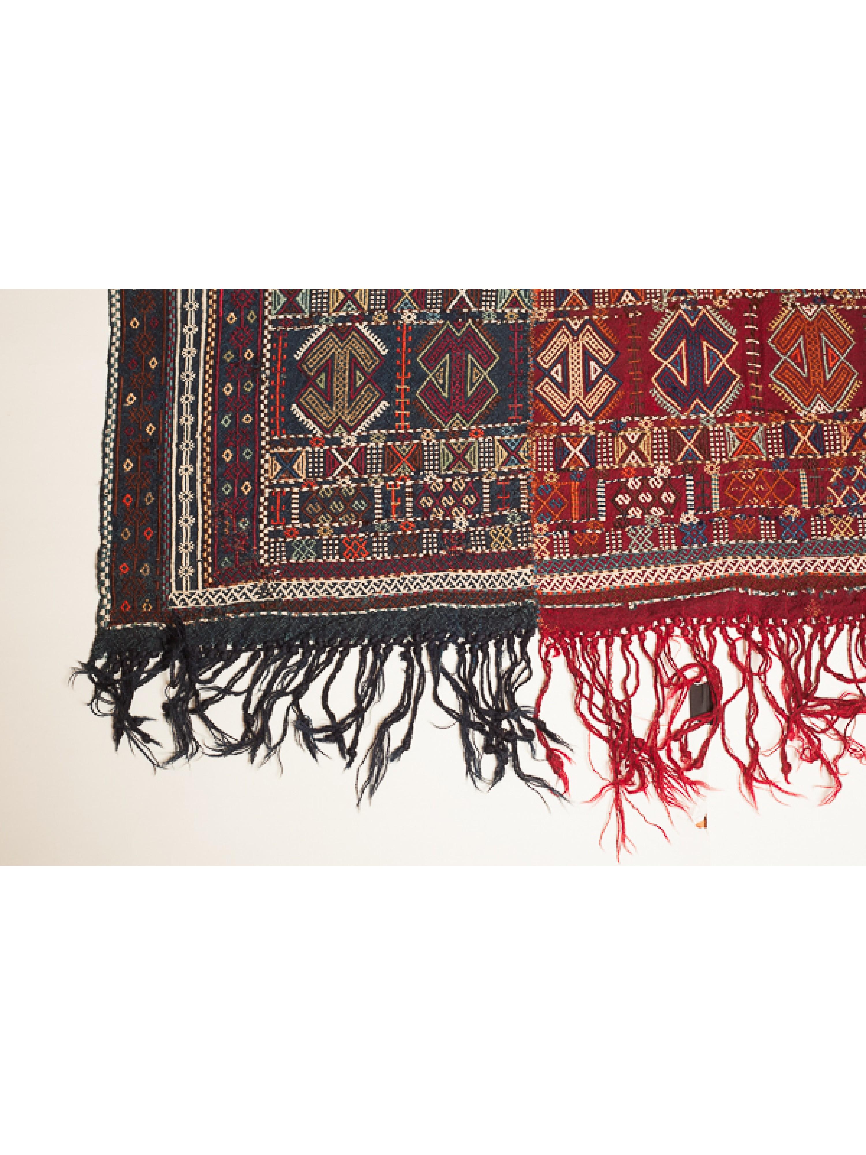 Este precioso Kilim Cecim (Jijim) antiguo tejido a mano procede de Anatolia Oriental, una región famosa por su habilidad para tejer y su exquisito arte. Presenta bordados intrincados y vibrantes, formas y motivos geométricos intrincadamente tejidos,