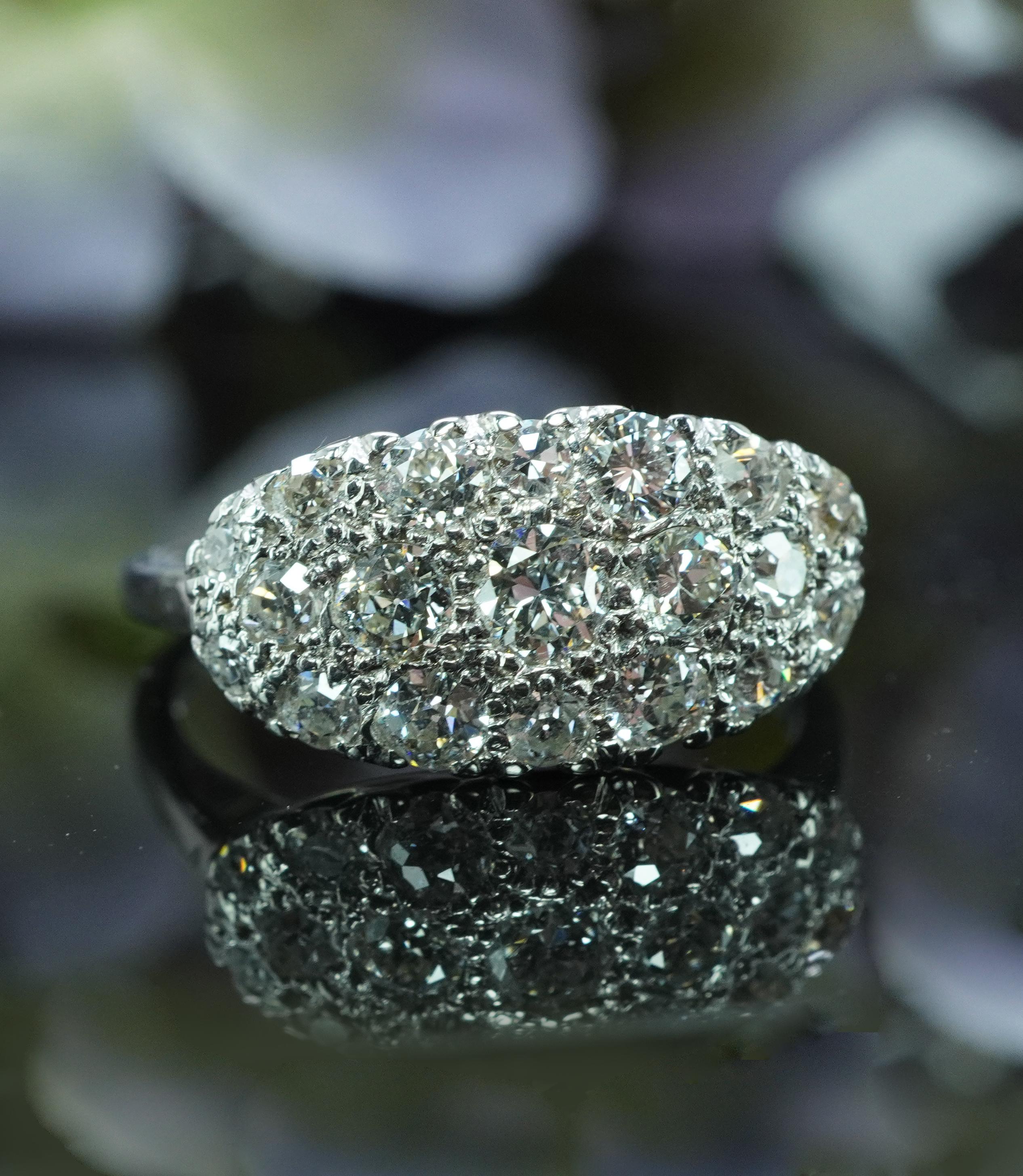  Bague ancienne en or blanc 14K à diamant de taille européenne Estate circa 1930s

Cette fascinante  La pièce de succession est fabriquée en or blanc 14K luxueux et coûteux et sertie de diamants scintillants. Dix-neuf diamants de taille européenne