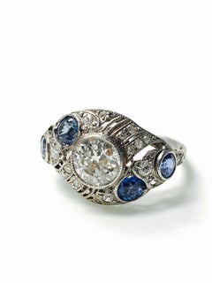 Antiker Ring aus Platin mit Diamanten im alteuropäischen Schliff und blauem Saphir