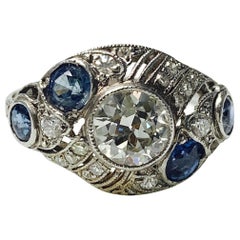Antiker Ring aus Platin mit Diamanten im alteuropäischen Schliff und blauem Saphir