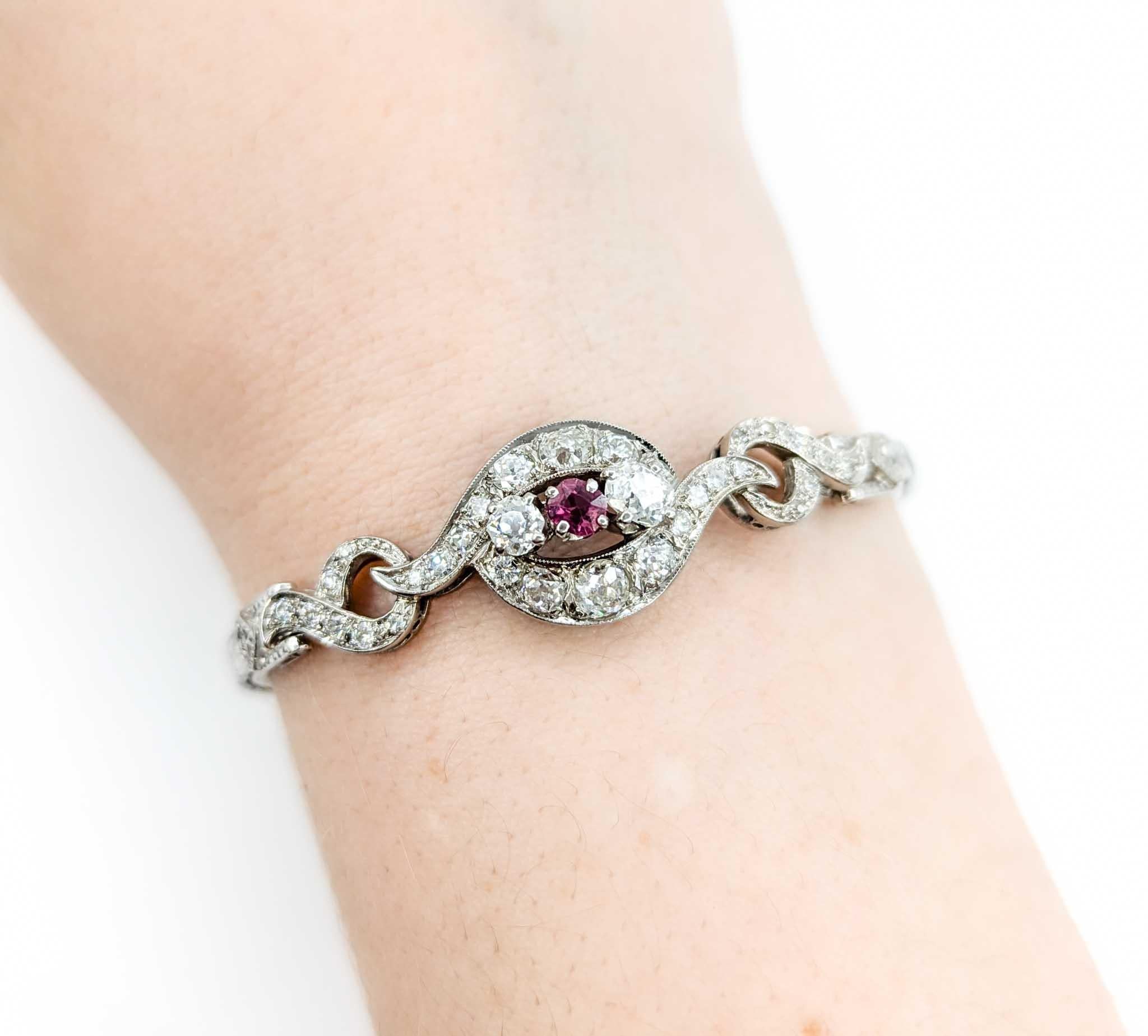Elegantes Armband aus dem frühen 20. Jahrhundert in 14k Weißgold

Wir stellen Ihnen dieses antike, wunderschöne Armband aus 14 Karat Weißgold vor. Das Armband ist mit 1,25 Karat Diamanten und einem 0,20 Karat Rubin besetzt und bietet ein luxuriöses