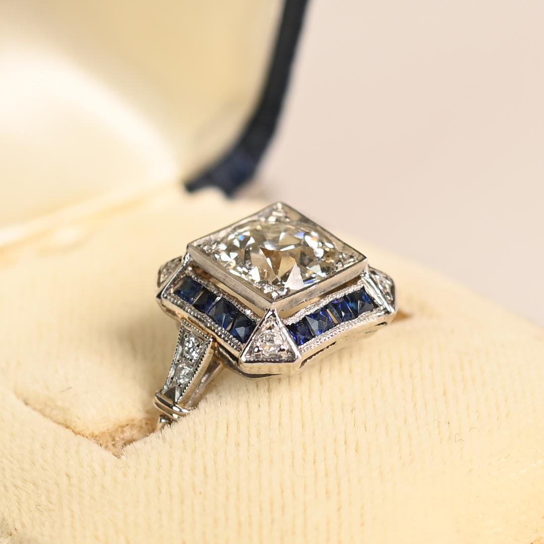 Questo squisito anello di fidanzamento in stile Arte Antiques, realizzato a mano nel 1925 circa, mette in mostra uno splendido diamante taglio vecchio europeo da 1,40 carati di colore J e purezza VS1. La pietra centrale è fissata da delicate griffe