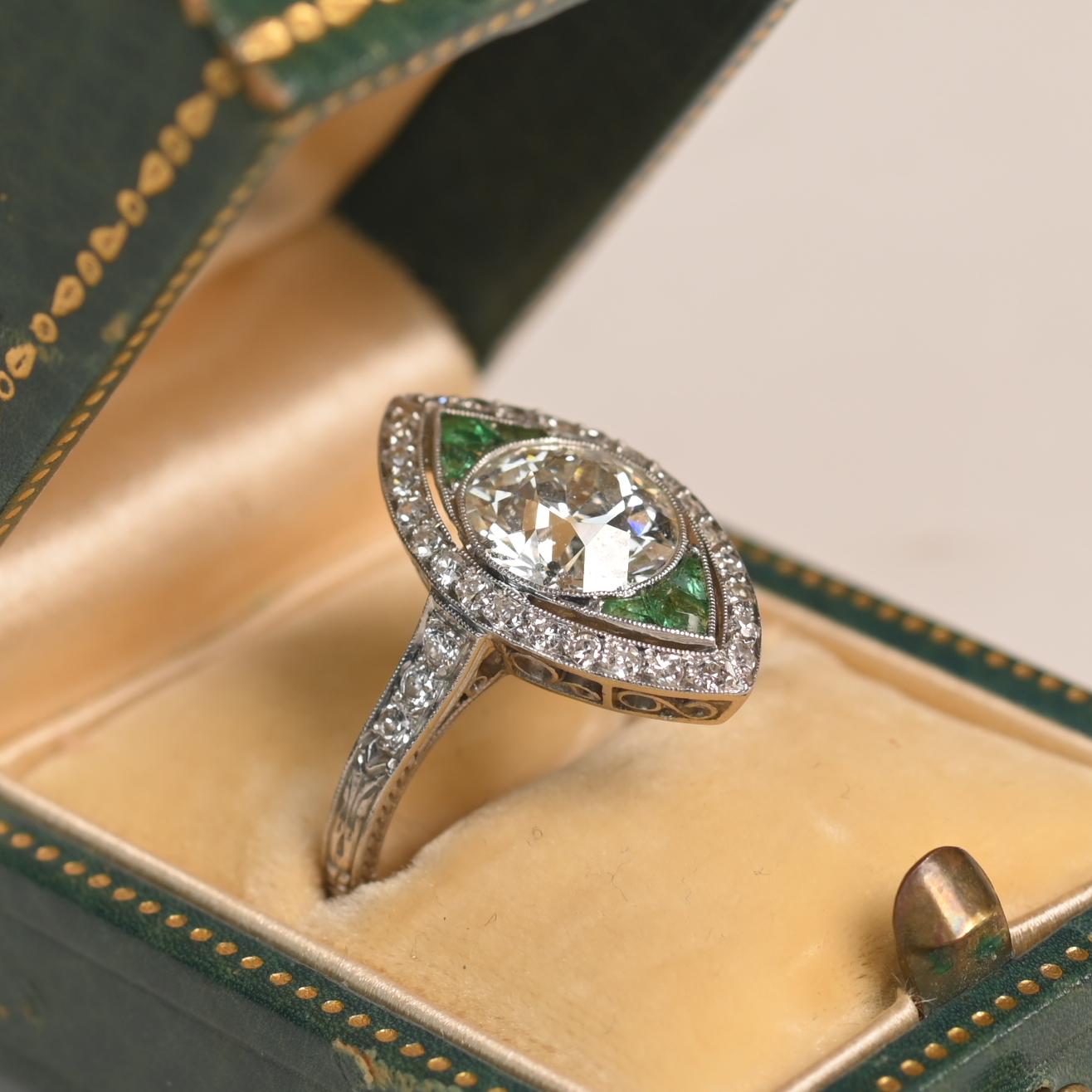 Exemple captivant du savoir-faire de l'Arte Antiques, cette bague navette ancienne met en valeur un éblouissant diamant de taille européenne ancienne pesant environ 2,20 carats. De couleur I et de pureté VS2, la pierre centrale est solidement