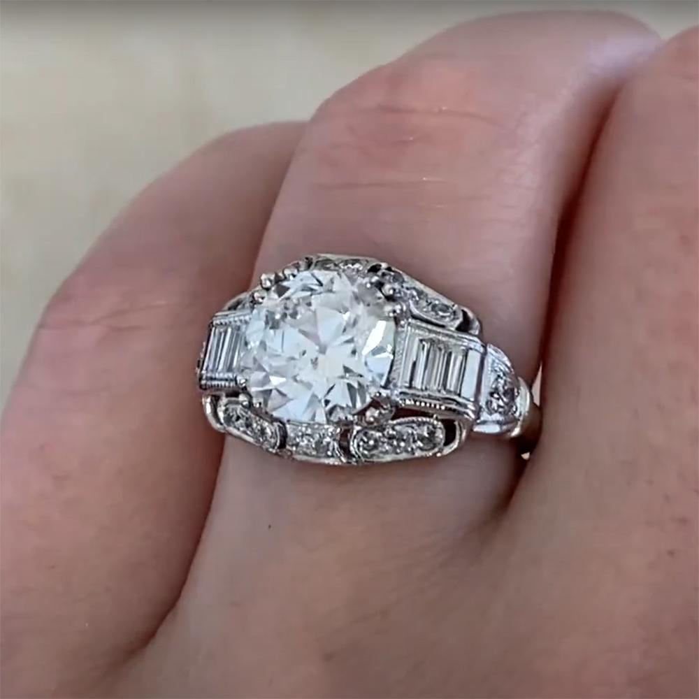 Este exquisito anillo Art Decó es un sorprendente ejemplo de la artesanía de los años 20, centrado en torno a un impresionante diamante de talla vieja europea de 2,76 quilates. La piedra central tiene un grado G casi incoloro y claridad I1, y ofrece