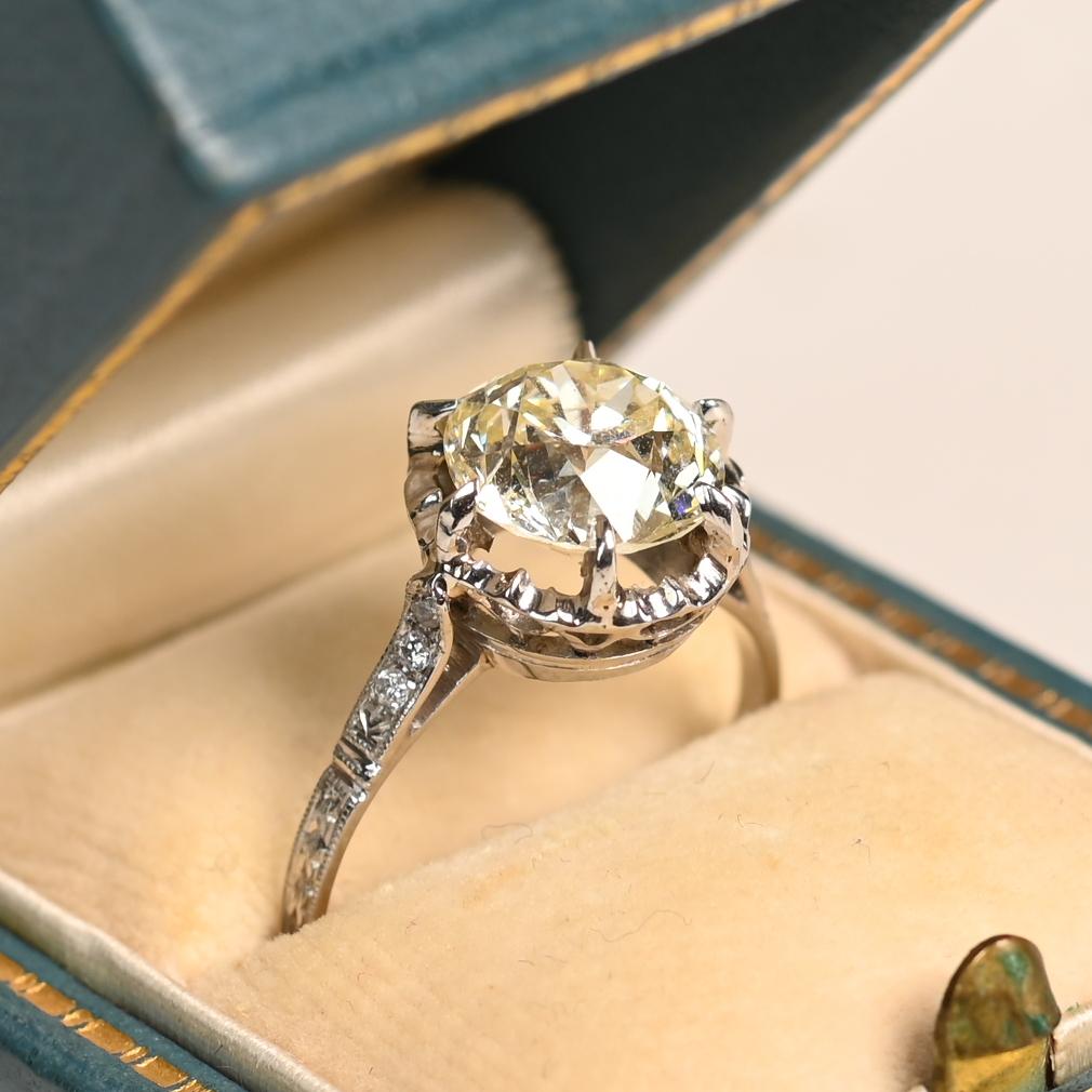 Ein exquisiter Verlobungsring im Art-Déco-Stil, der um 1920 in sorgfältiger Handarbeit aus Platin gefertigt wurde und zeitlose Eleganz und höchste Handwerkskunst ausstrahlt. In seinem Zentrum befindet sich ein bezaubernder Diamant im alten