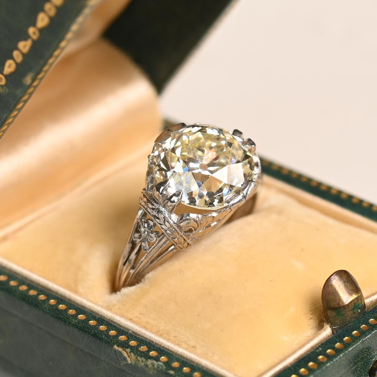 Cette exquise bague de fiançailles de l'époque édouardienne, vers 1910, est ornée d'un magnifique diamant de taille européenne ancienne de 5,03 carats, de couleur L et de pureté VS1. Le diamant est fixé par de délicates pinces, ce qui permet à la