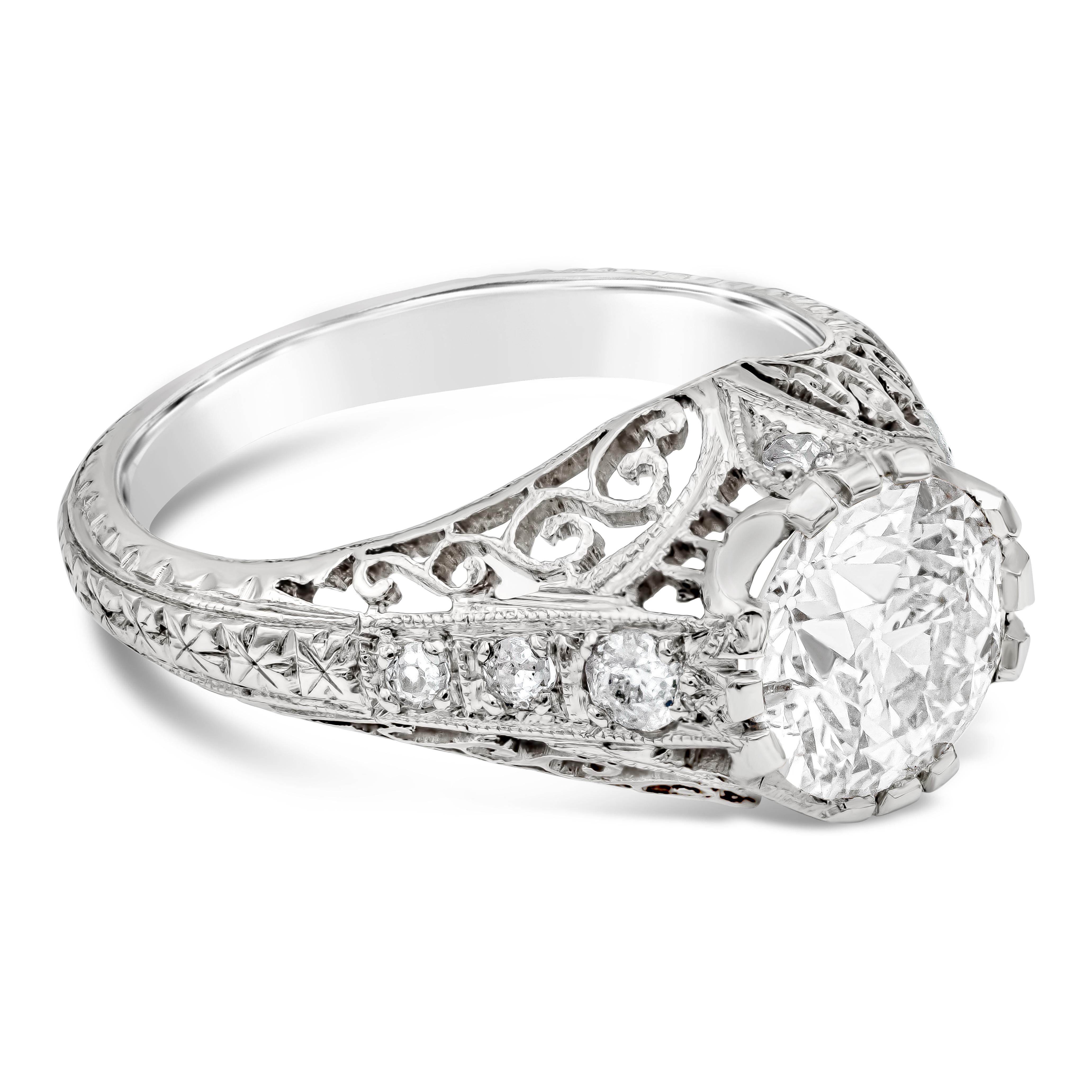 Dieser wunderschöne Ring stammt aus der Zeit des Art Déco und präsentiert einen 1,61 Karat schweren Diamanten im Old European Cut. Ein kompliziertes Design, das mit alter Handwerkskunst und Techniken hergestellt wird. Akzentuiert durch 4 Diamanten