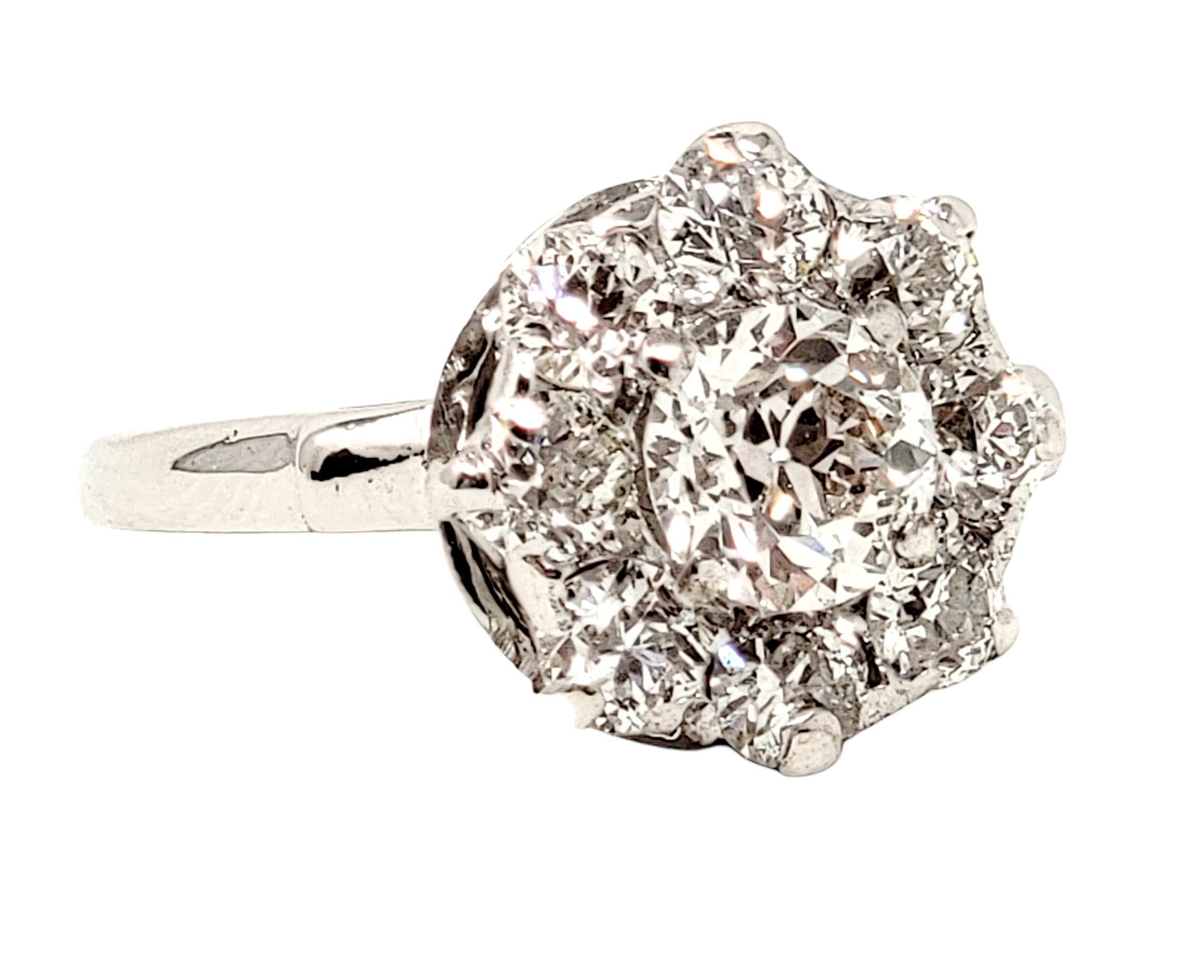 Ringgröße: 6

Atemberaubend schöner Verlobungsring mit Diamanten im alten europäischen Schliff. Dieses brillante Stück lässt den Finger glänzen und bleibt dennoch zart. Der runde Mittelstein ist in der Mitte des Schmuckstücks gefasst und sitzt etwas