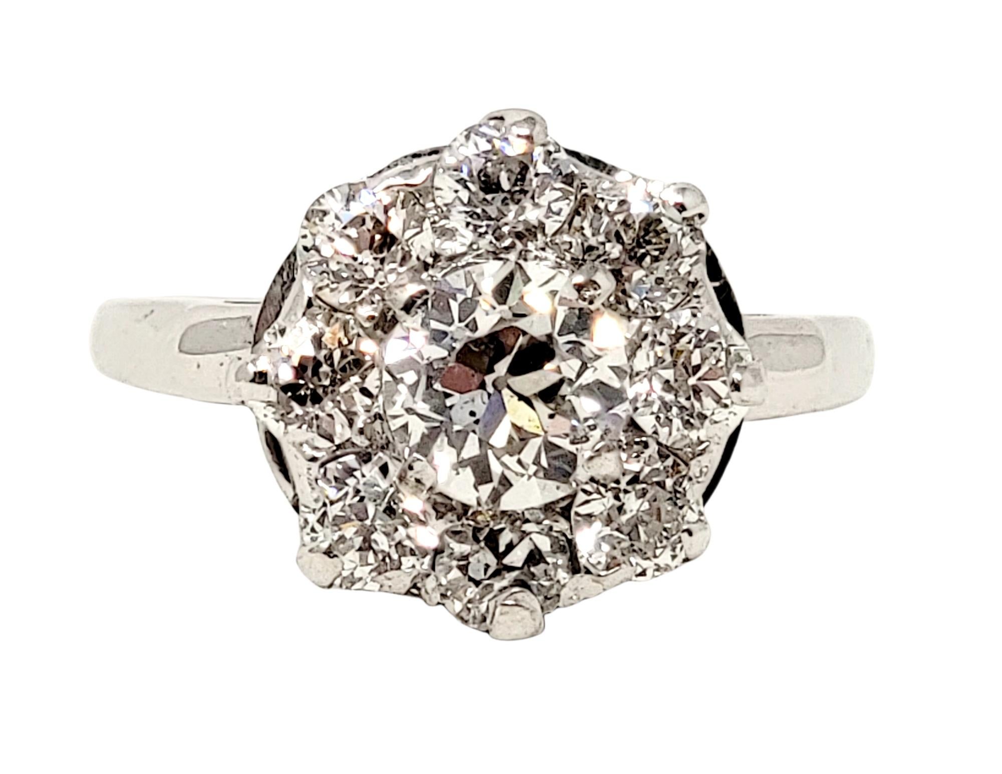 Bague de fiançailles ancienne en or 14 carats avec halo de diamants taille européenne ancienne  Bon état à Scottsdale, AZ