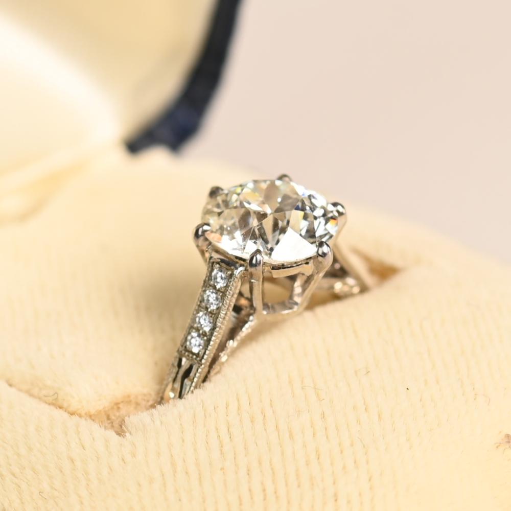 Este exquisito anillo Art Déco es un verdadero testimonio de la artesanía de los años 20, con un diamante de talla europea antigua certificado por el GIA que pesa aproximadamente 1,70 quilates. Con una graduación de color K y claridad VS2, el