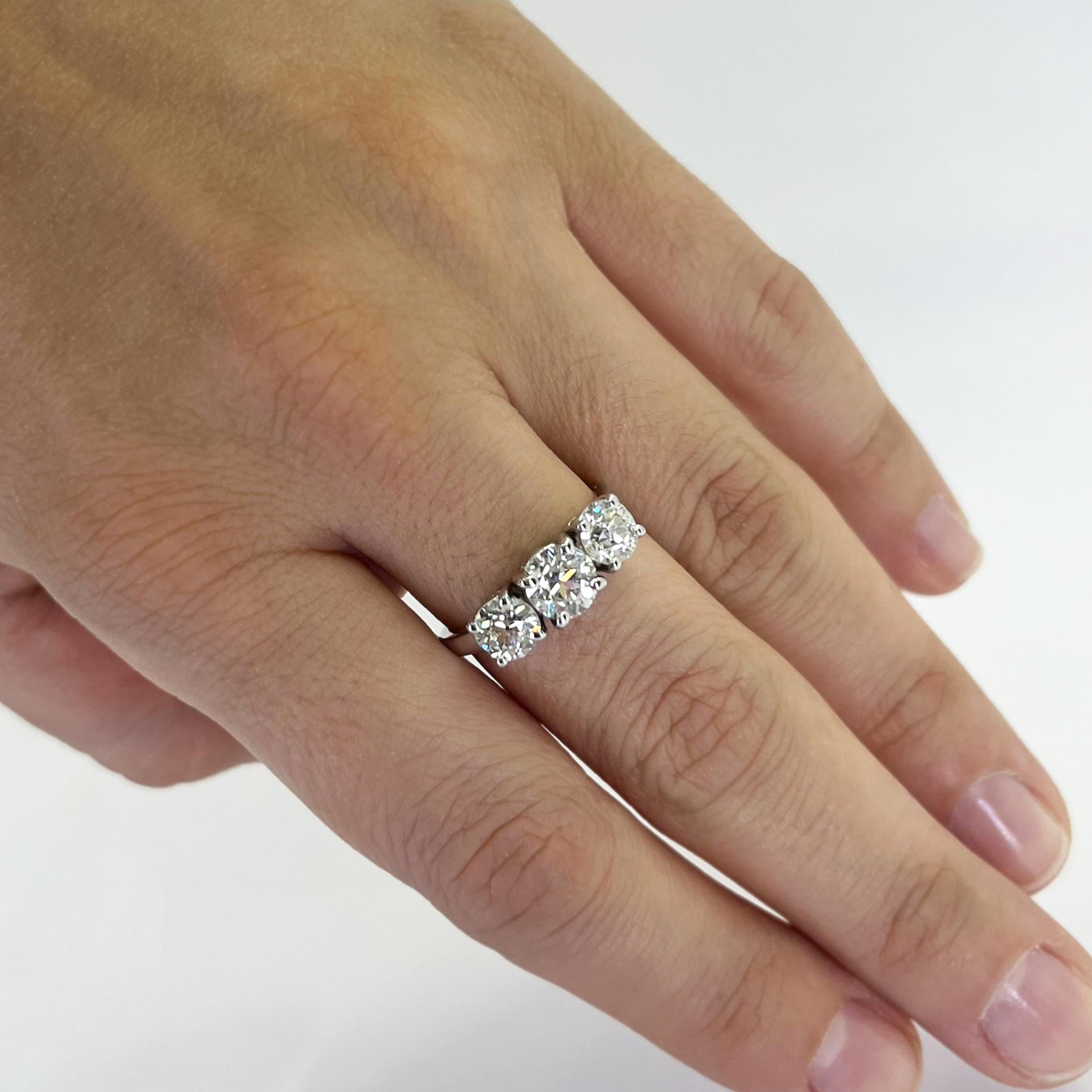 Anello a 3 pietre in oro bianco 14 carati con diamanti taglio vecchio europeo di purezza SI e colore H per un totale di circa 2,00 carati. Misura del dito 7,75. Include un servizio di dimensionamento su richiesta, prima della spedizione. Il peso