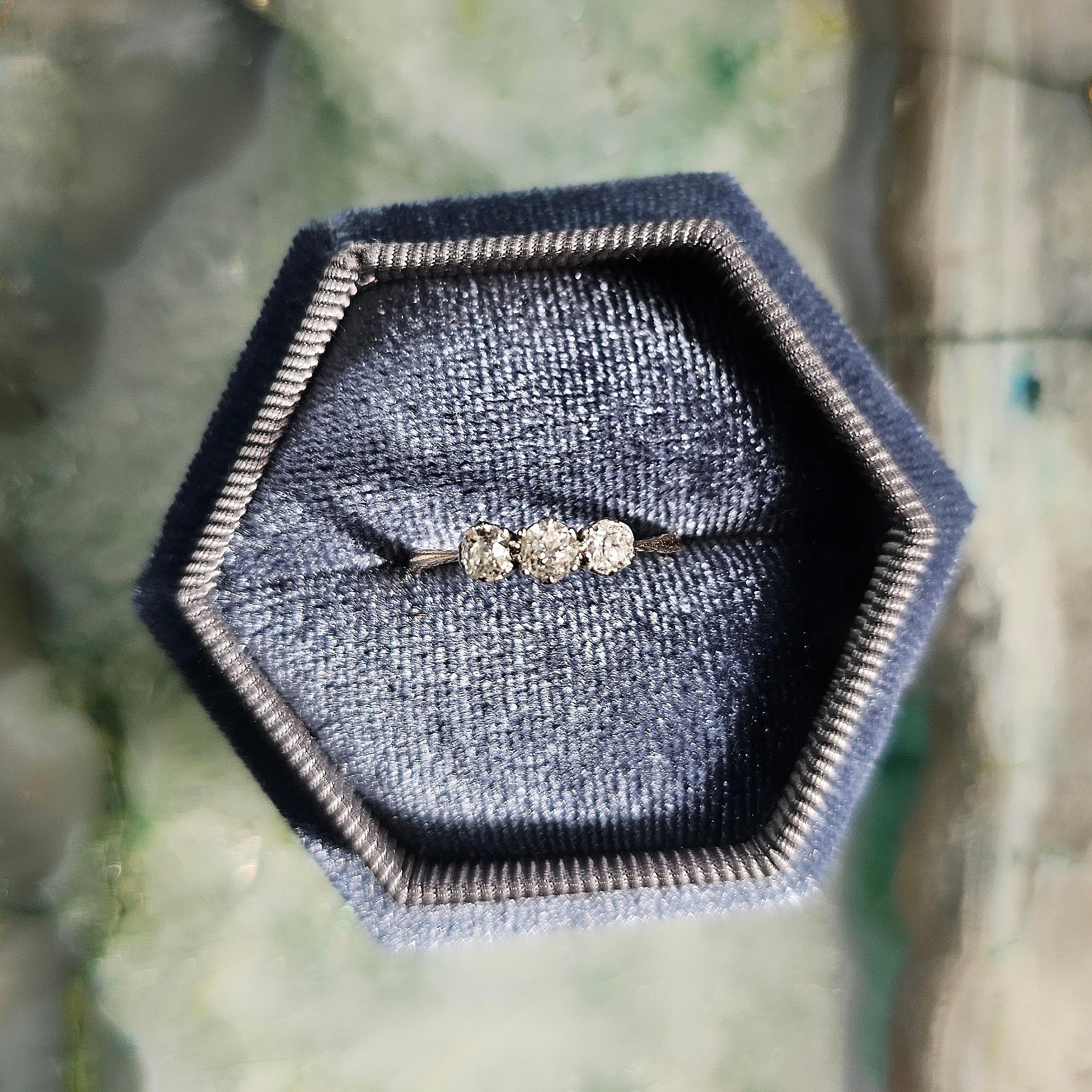 Antique Old European Cut Diamond Trilogy Ring 18k Gold  Engagement Ring In Excellent Condition For Sale In West Sussex, GB