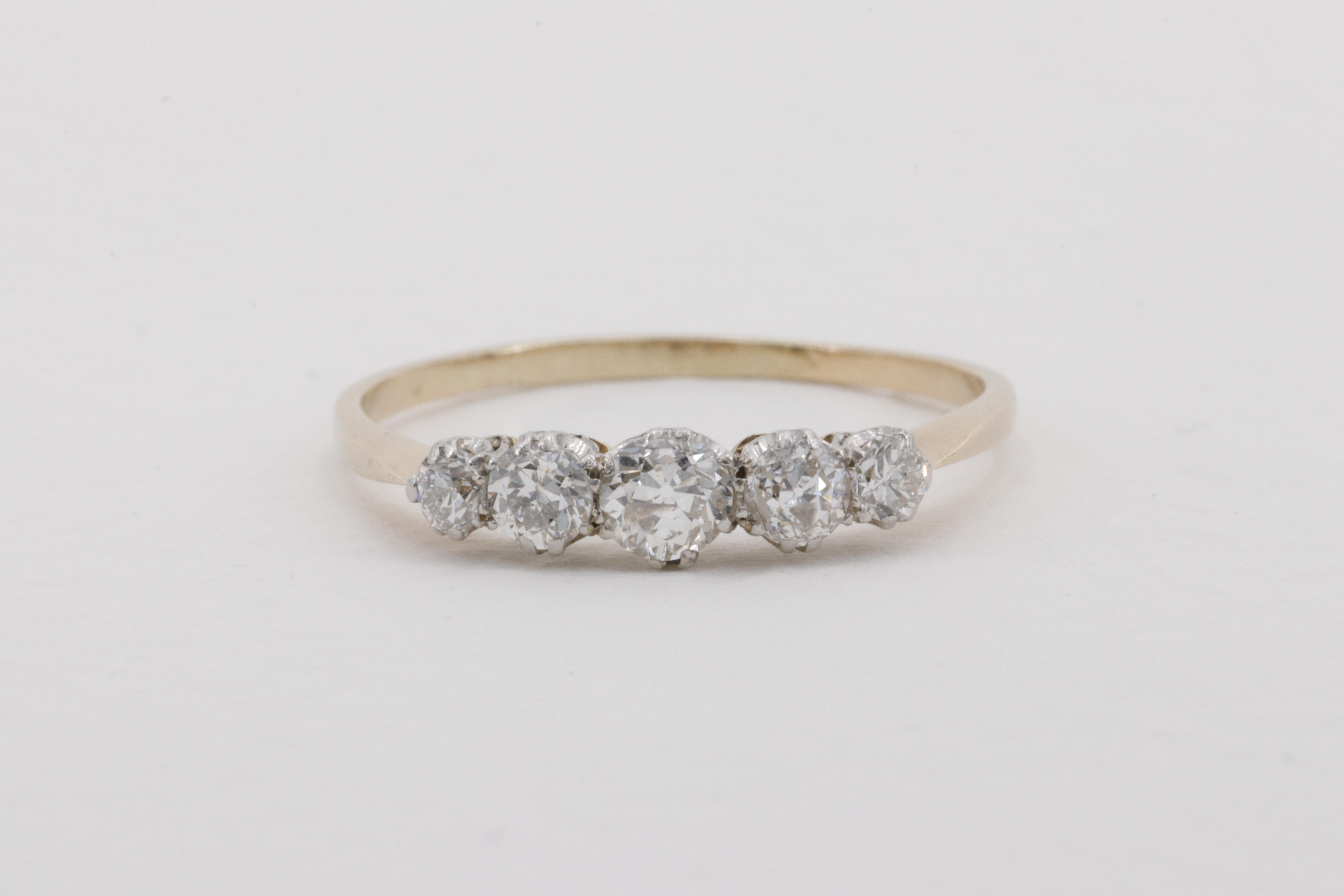 Anillo de diamantes talla minero europeo antiguo en platino y oro amarillo de 18 quilates

Esta alianza clásica antigua de 5 piedras presenta 5 diamantes graduados de talla vieja mina / vieja europea que pesan aproximadamente 0,62 quilates en total,