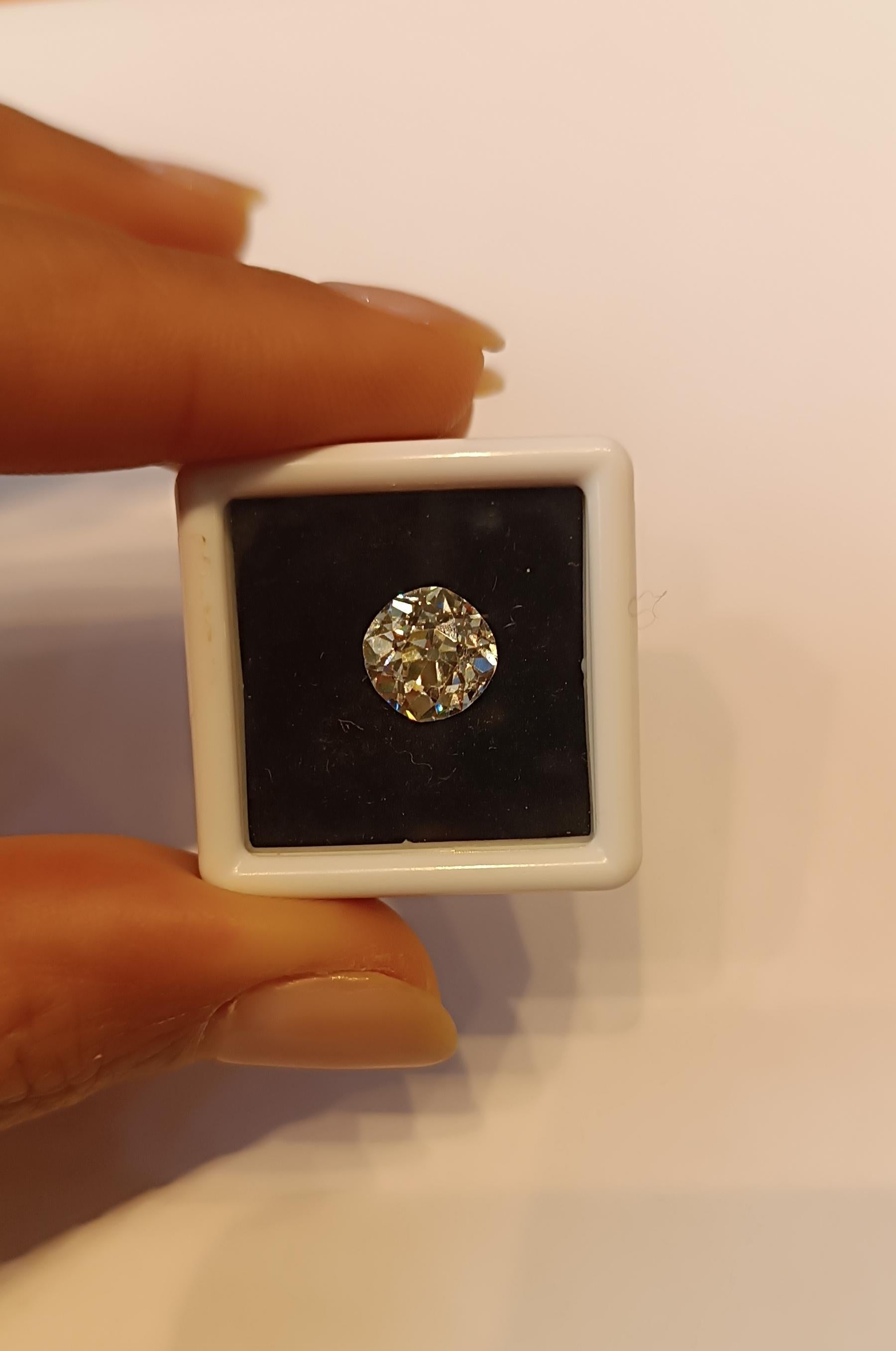 Antique Old European Round Brilliant Cut Diamond Weights 3 Carats With a K Color In Excellent Condition For Sale In Milano, MI