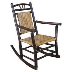 Fauteuil à bascule antique en vieux pacanier de l'Adirondack à dossier roulant