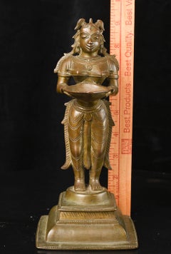 Figura femenina antigua de bronce indio en forma de lámpara de aceite