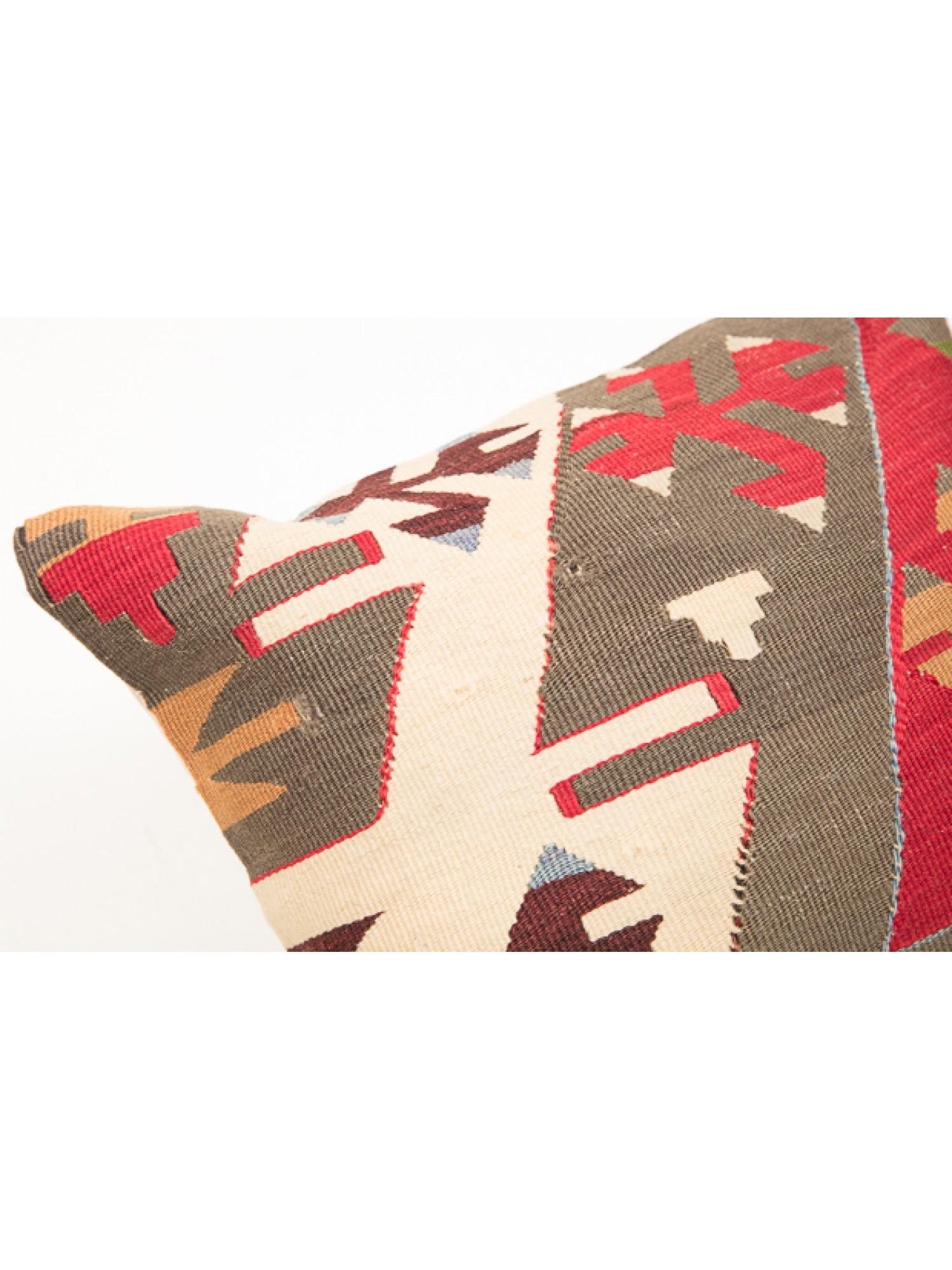 We made a cushion cover using the undamaged part of the precious and high-quality old & antique kilims that cannot be repaired as a whole. Like a painting, a part of the scenery is cut out from a kilim, and even several covers cut out from the same