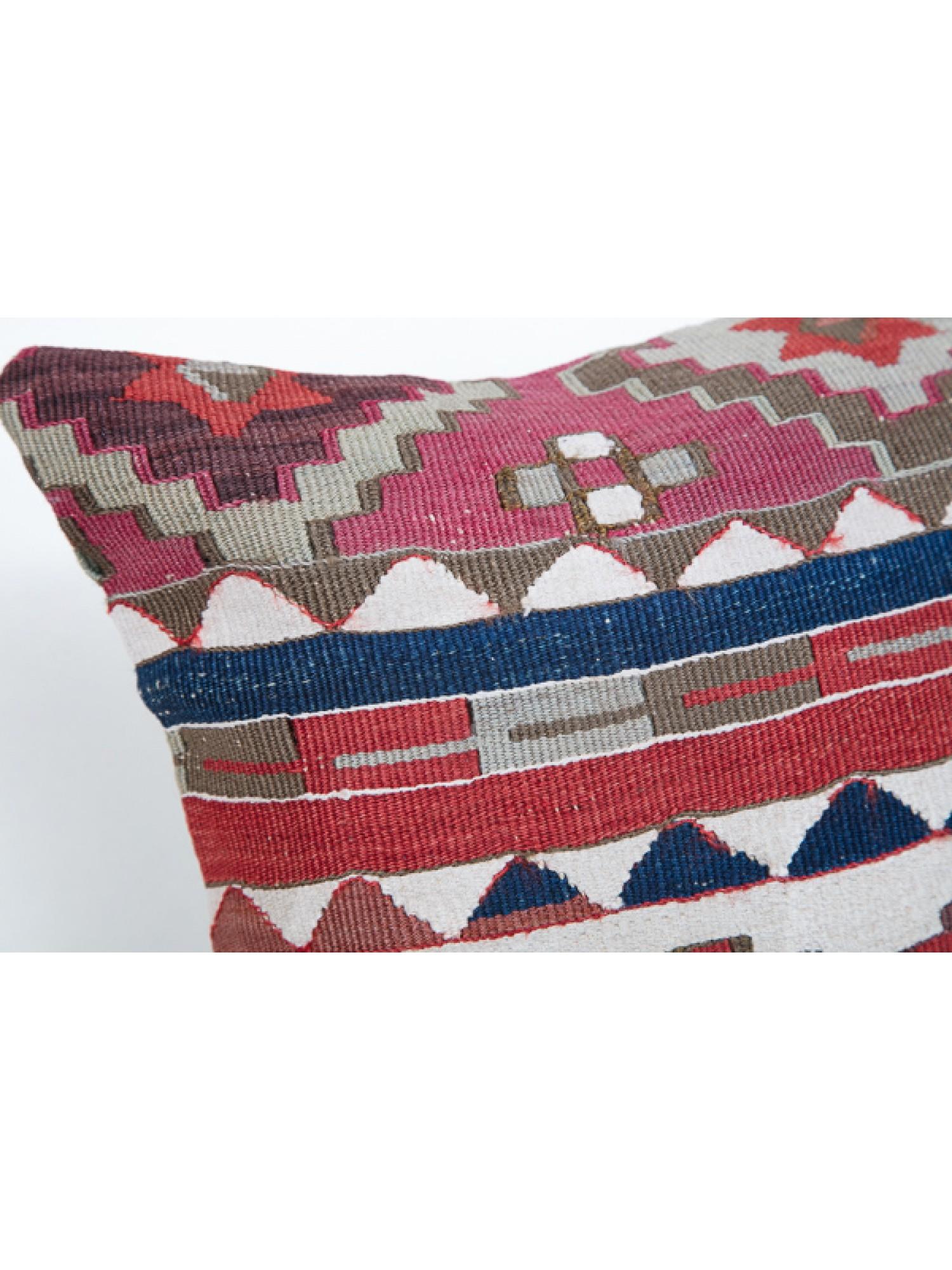 We made a cushion cover using the undamaged part of the precious and high-quality old & antique kilims that cannot be repaired as a whole. Like a painting, a part of the scenery is cut out from a kilim, and even several covers cut out from the same