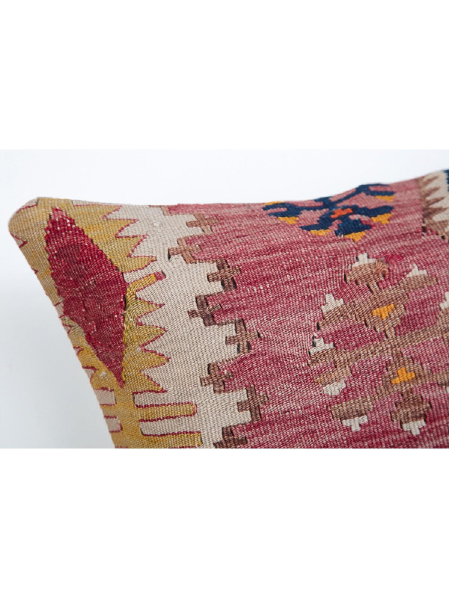 Nous avons fabriqué une housse de coussin en utilisant la partie intacte des kilims anciens et antiques, précieux et de grande qualité, qui ne peuvent être réparés dans leur intégralité. Comme une peinture, une partie du paysage est découpée dans un