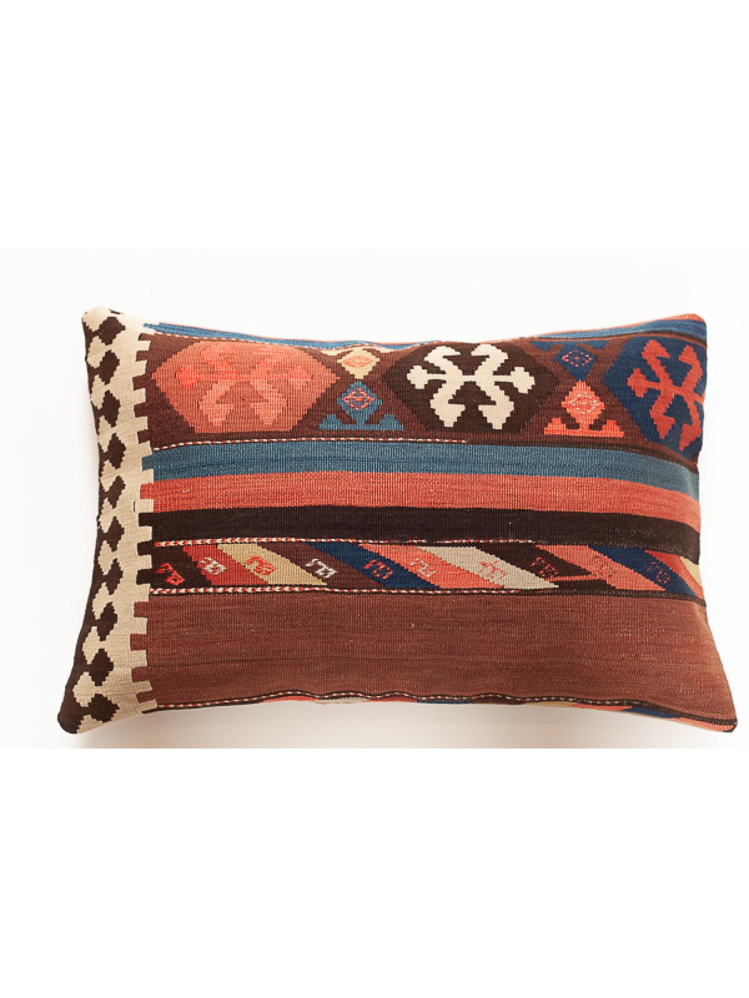 We made a cushion cover using the undamaged part of the precious and high-quality old & antique kilims that cannot be repaired as a whole. Like a painting, a part of the scenery is cut out from a Kilim, and even several covers cut out from the same