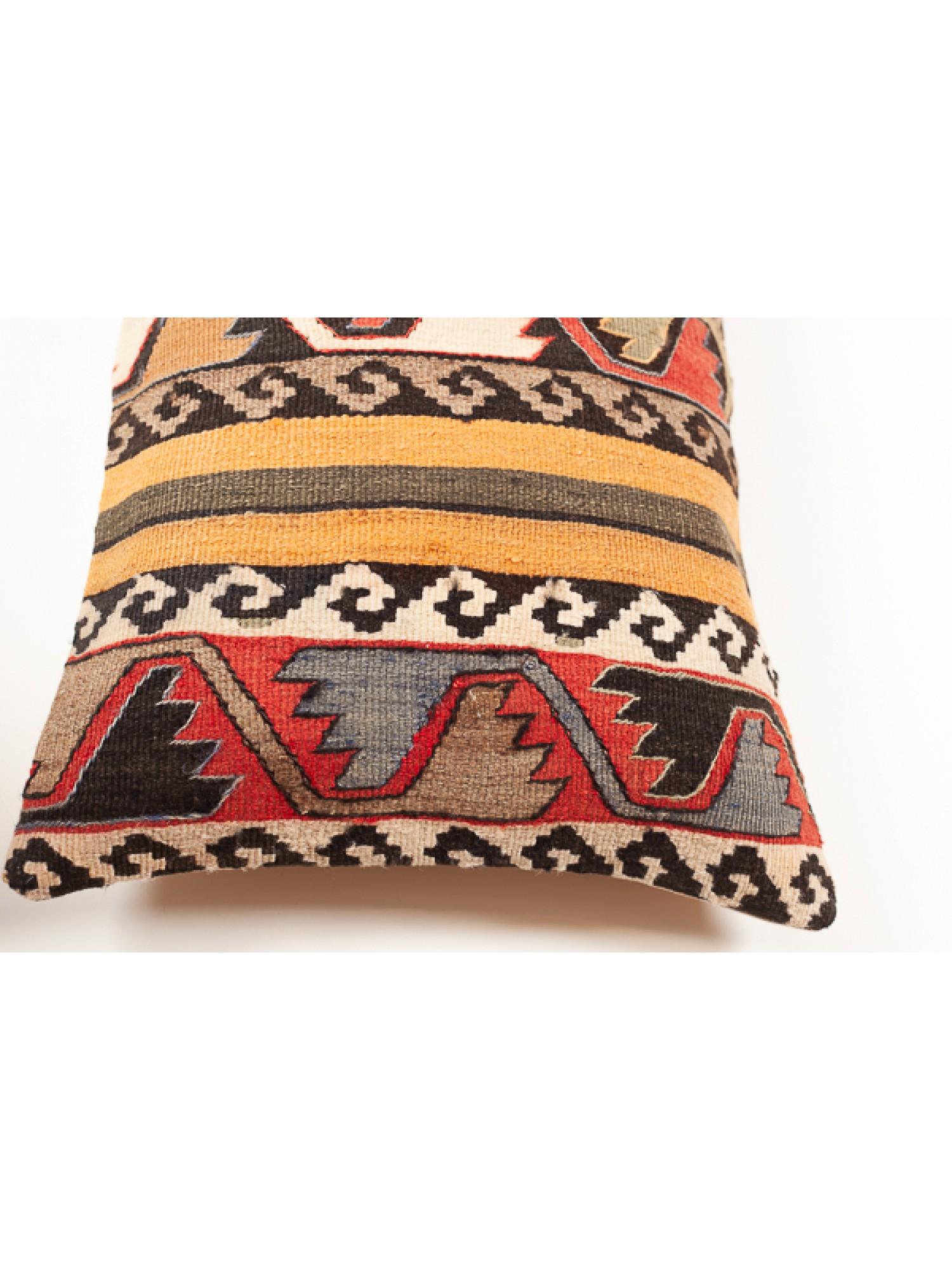 We made a cushion cover using the undamaged part of the precious and high-quality old & antique kilims that cannot be repaired as a whole. Like a painting, a part of the scenery is cut out from a kilim, and even several covers cut out from the same