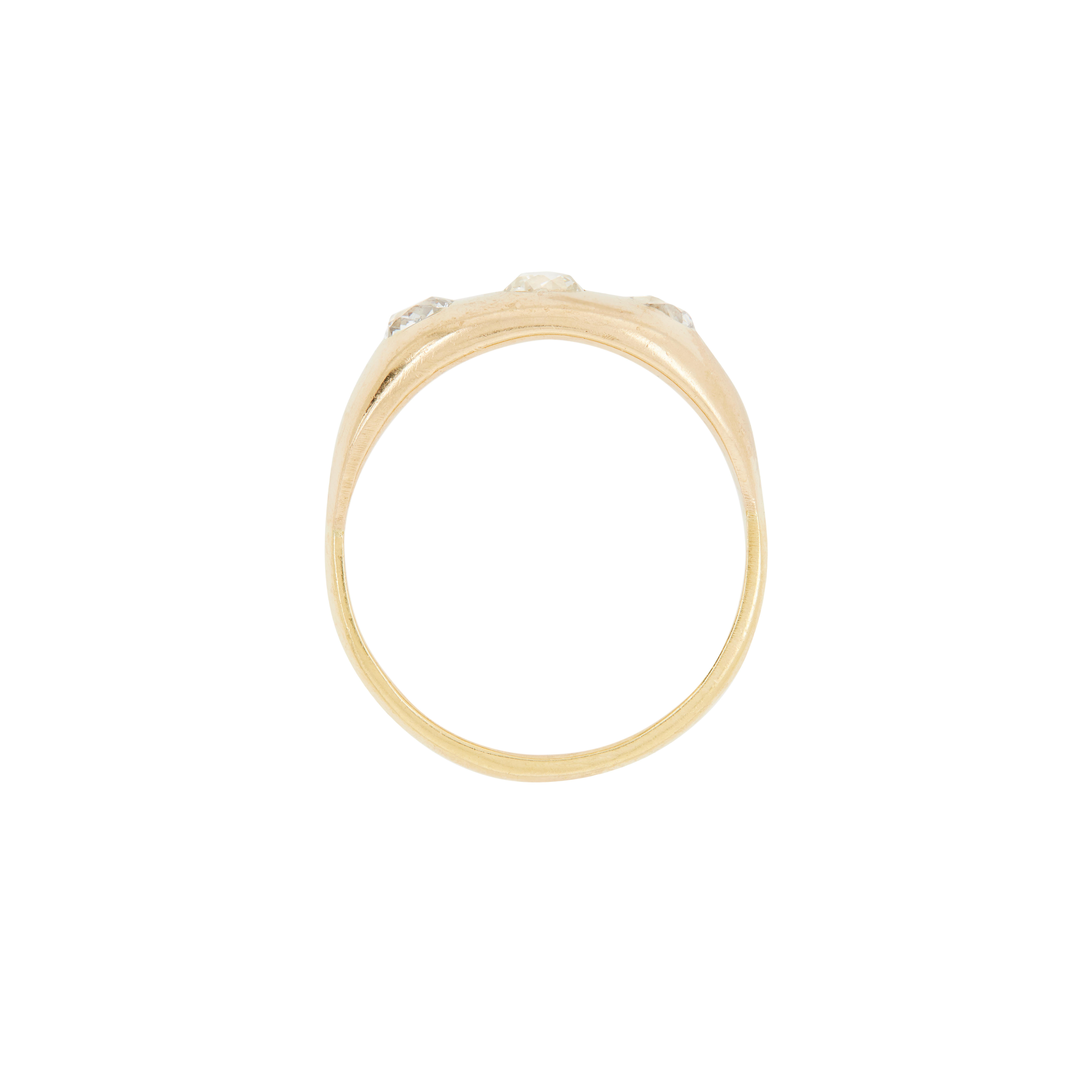 Antique Old Mine Cut Diamond 18K Yellow Gold Gents Three-Stone Ring In Good Condition For Sale In London, GB