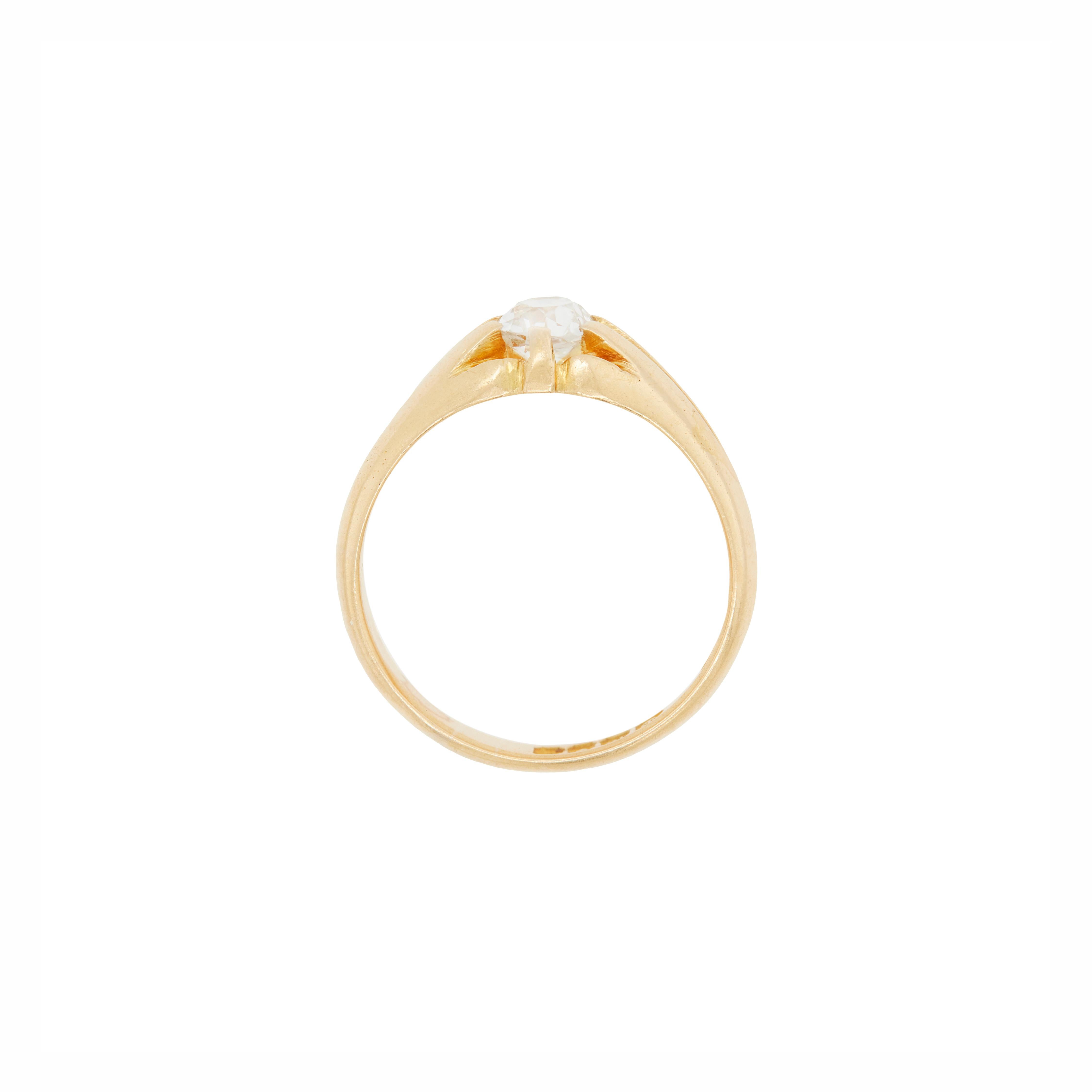 Remontez le temps avec cette élégante bague pour homme, remarquable exemple de l'artisanat édouardien de 1904, à Londres, riche de plus d'un siècle d'histoire.

Méticuleusement réalisée en or jaune 18 carats, cette bague audacieuse présente en son