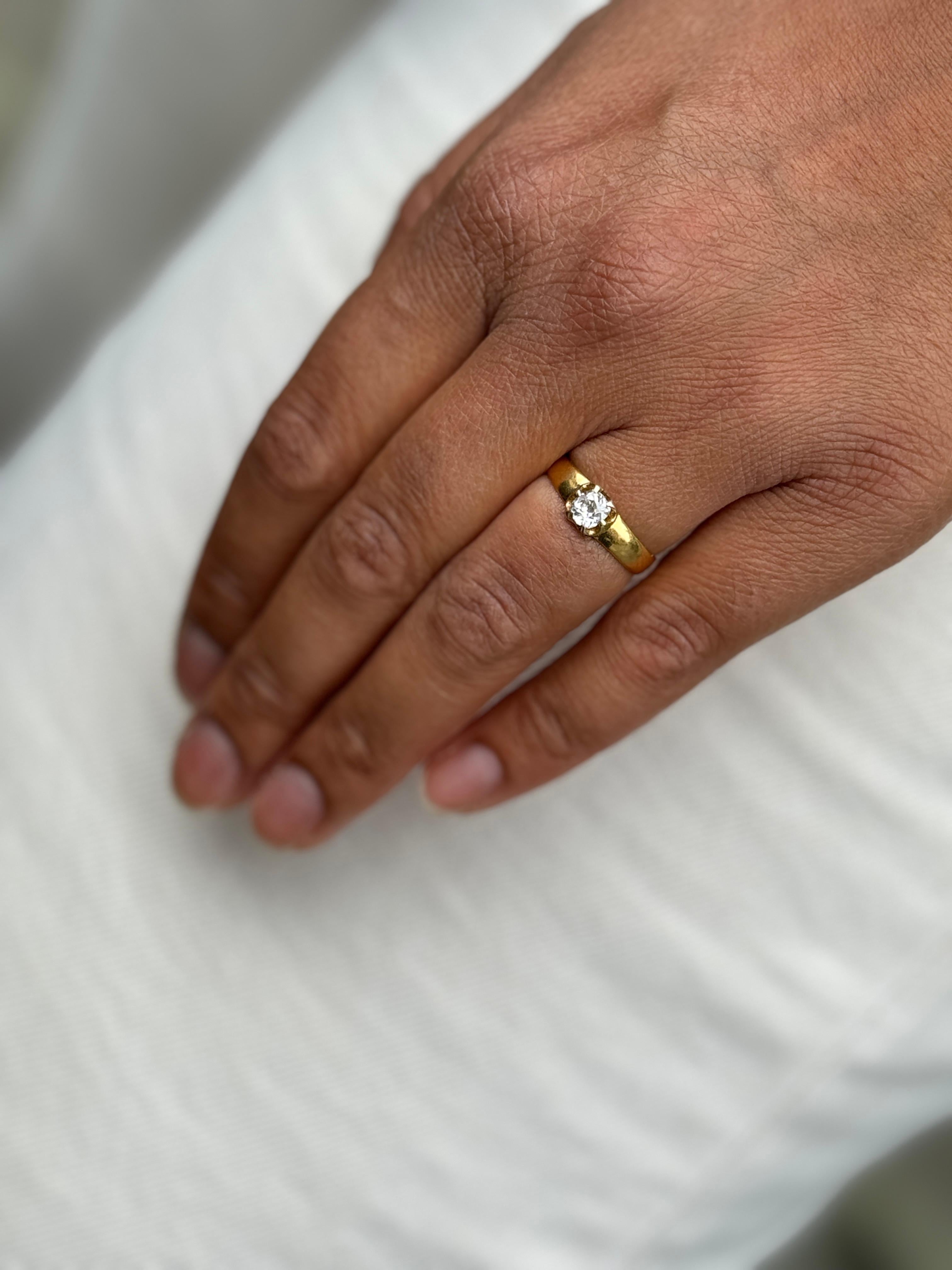 Cette remarquable bague, datant de 1857, est un magnifique témoignage de l'élégance intemporelle de la joaillerie du XIXe siècle.

La bague est magnifiquement centrée par un fantastique diamant de taille ancienne, qui, selon nous, a été ajouté plus