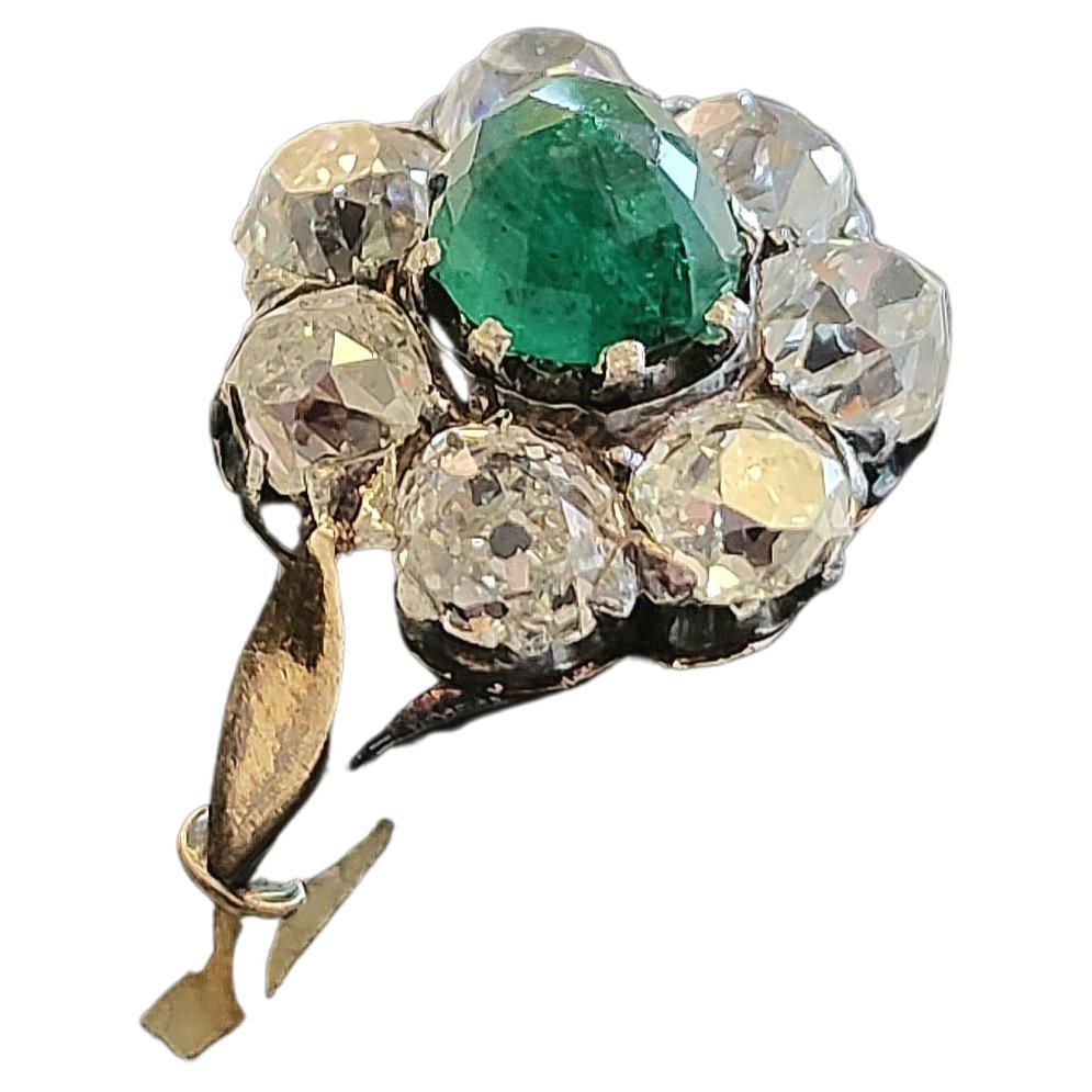 Anillo Antiguo de Oro con Diamantes y Esmeraldas en Corte Mina en Bueno estado para la venta en Cairo, EG
