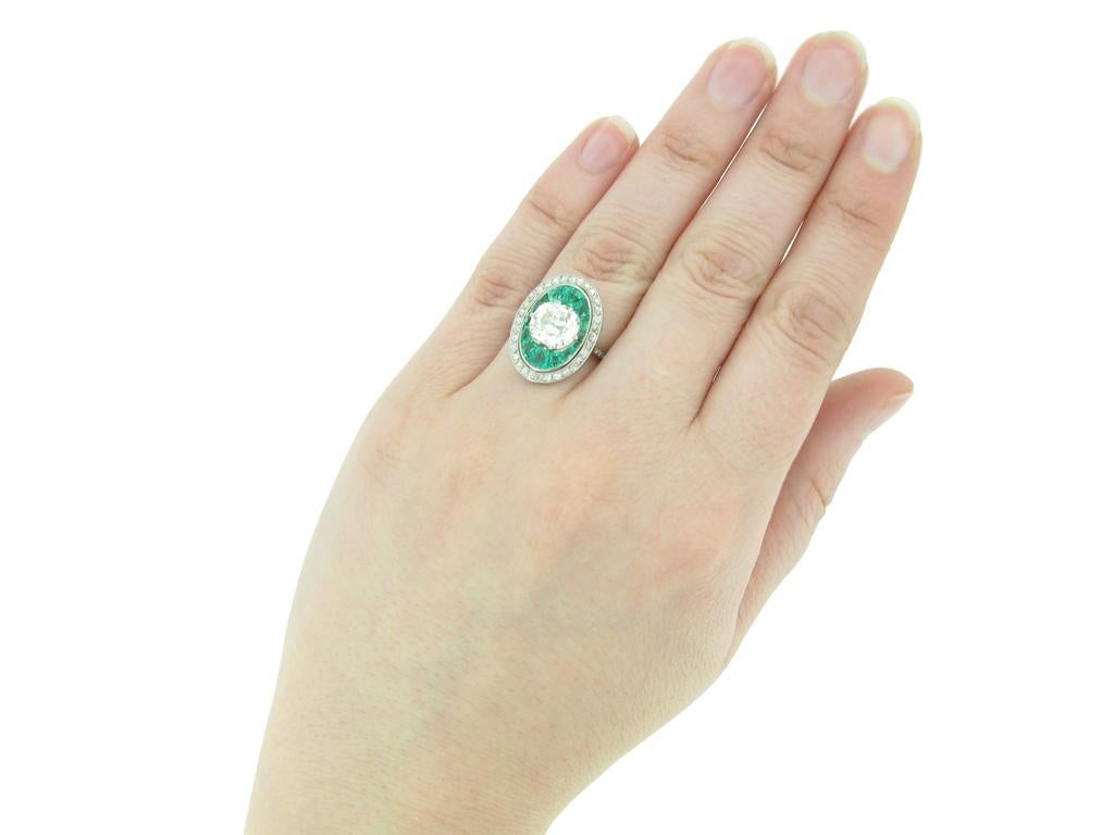 Antiker Diamant- und Smaragdring im Minenschliff, um 1920 im Zustand „Gut“ im Angebot in London, GB