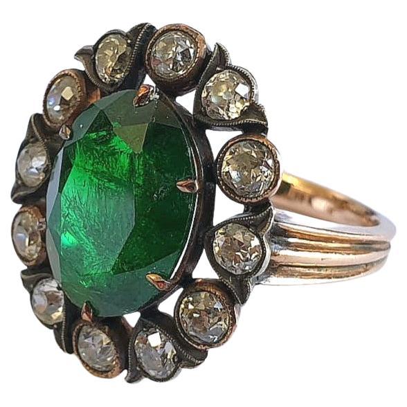 Antiker Goldring mit Diamanten im alten Minenschliff und grünem Chromaufsatz im Zustand „Gut“ in Cairo, EG