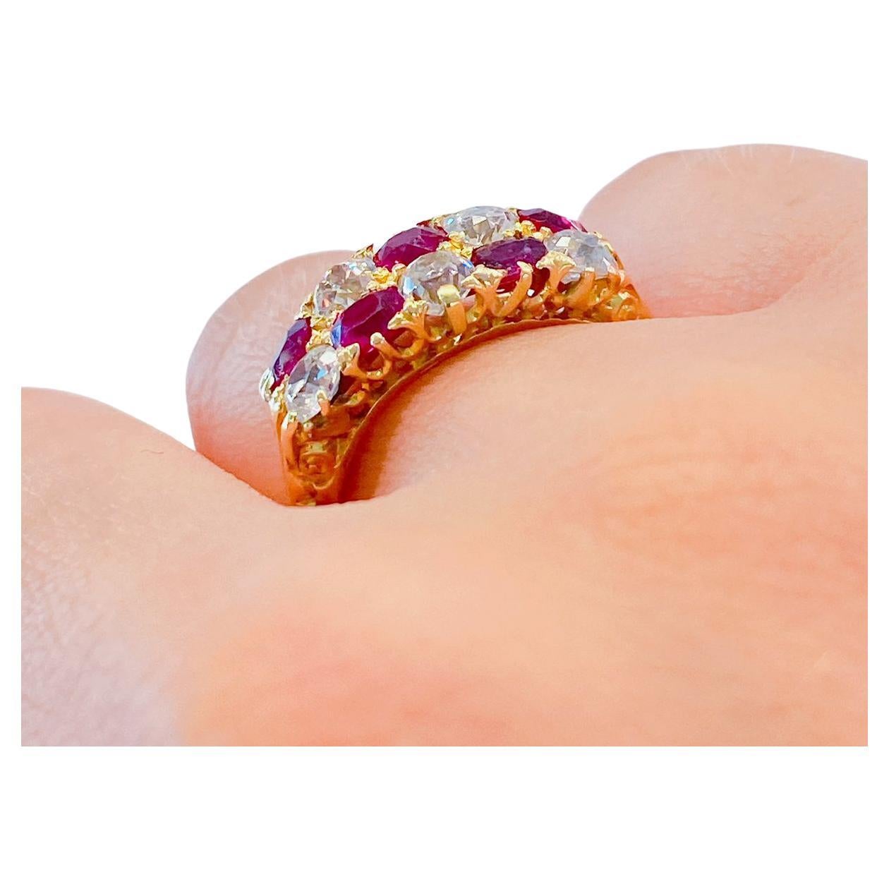 Antiker Goldring mit Diamanten im alten Minenschliff und Rubin Damen im Angebot