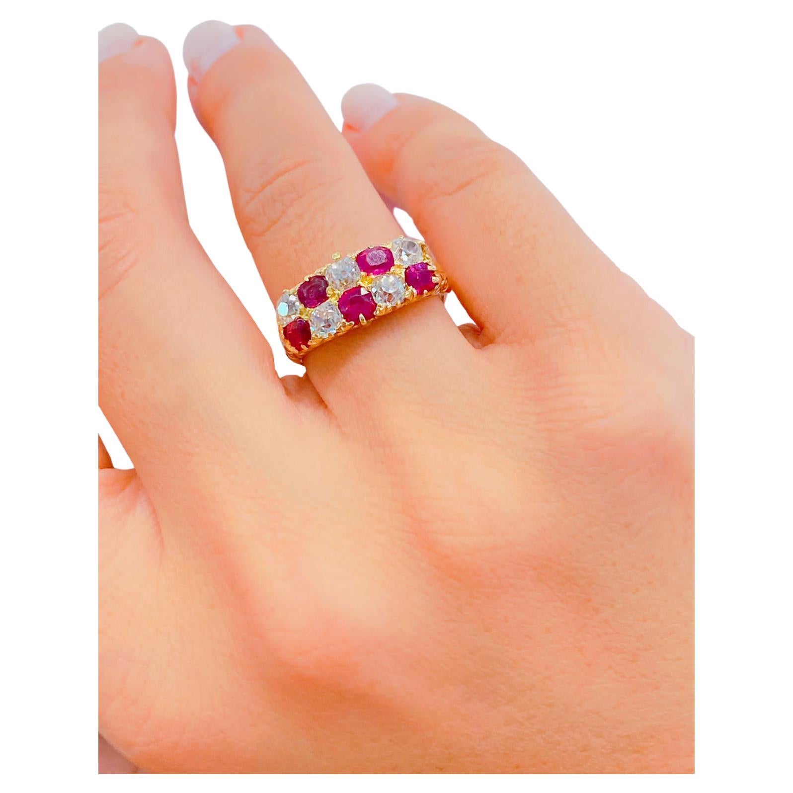 Antiker Goldring mit Diamanten im alten Minenschliff und Rubin im Angebot 1