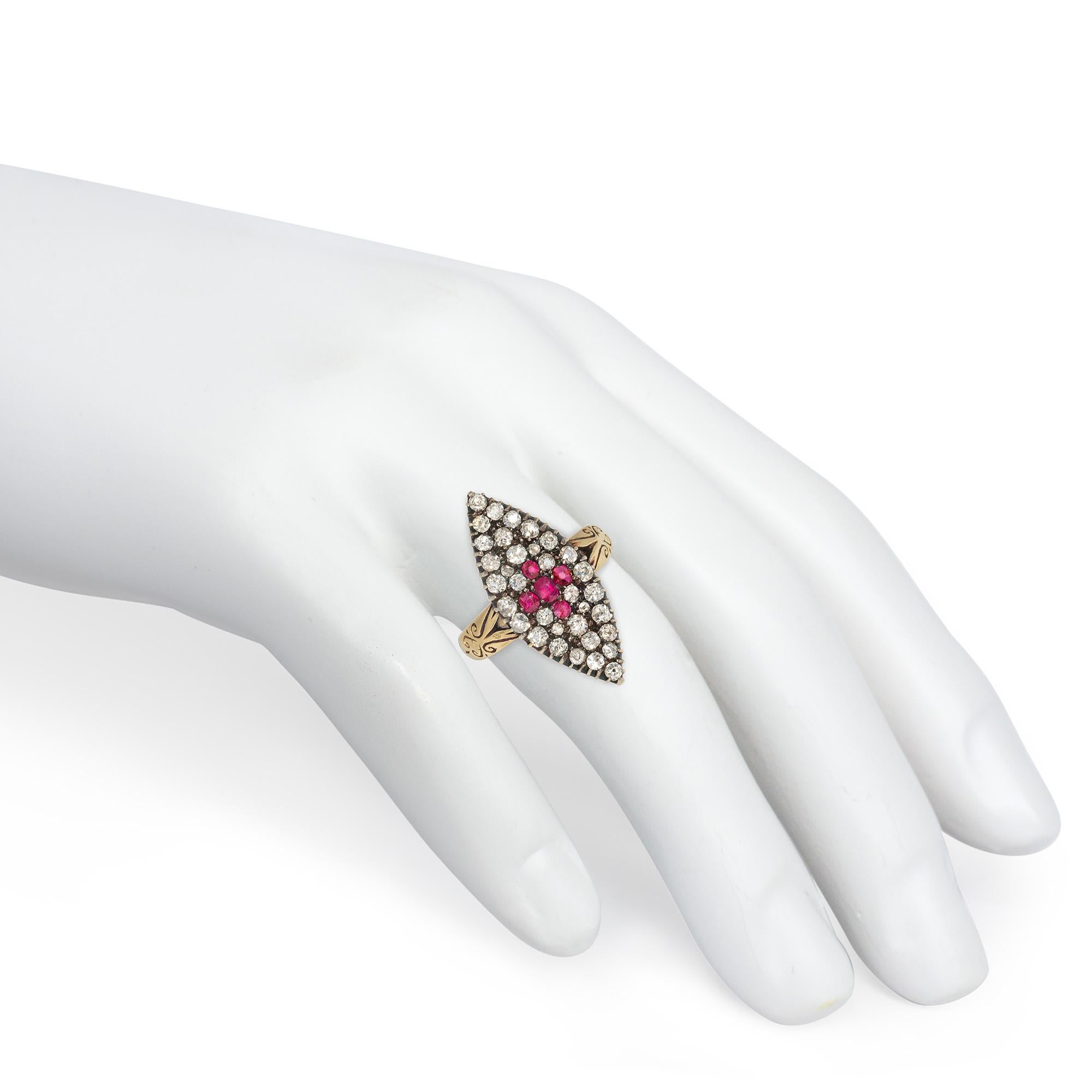 Antiker Ring mit Diamant- und Rubin-Navette im Minenschliff aus Gold mit Silberbeschichtung im Zustand „Gut“ im Angebot in New York, NY