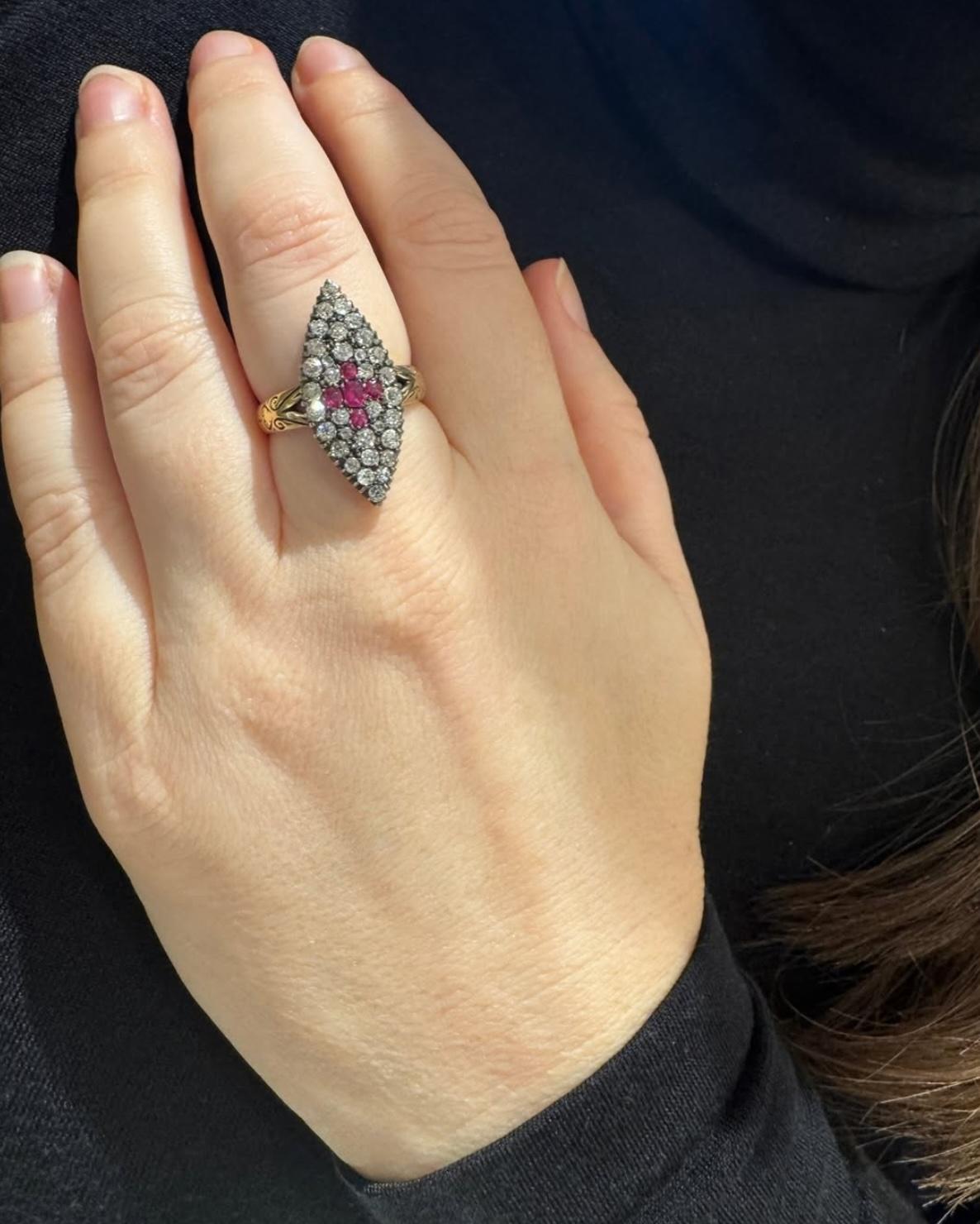 Antiker Ring mit Diamant- und Rubin-Navette im Minenschliff aus Gold mit Silberbeschichtung für Damen oder Herren im Angebot