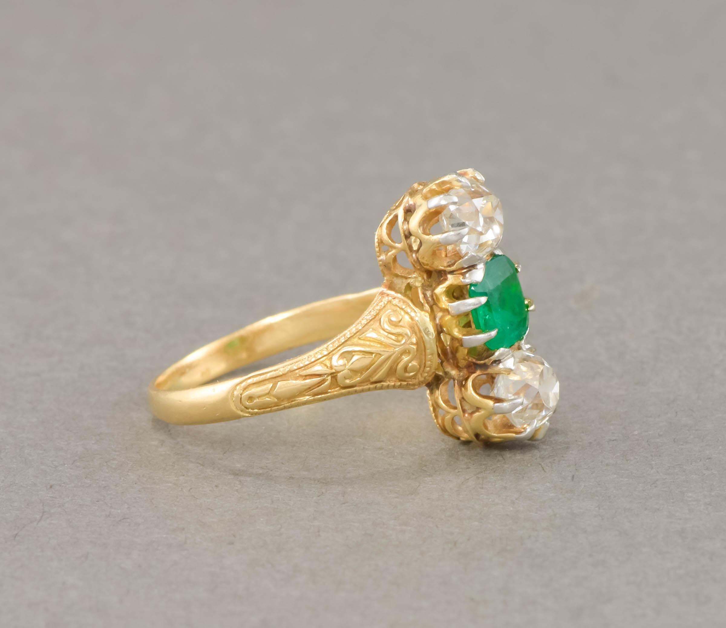 Antiker Ring aus 18 Karat Gold mit Diamanten im alten Minenschliff und Smaragd Damen im Angebot