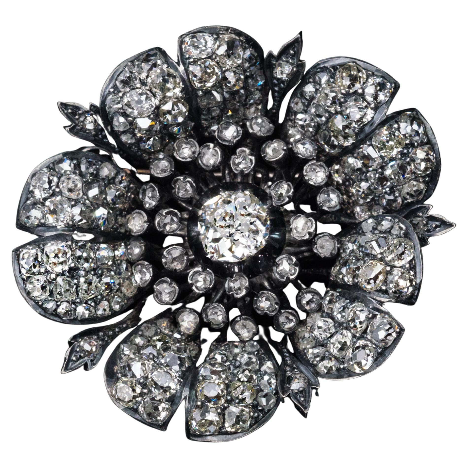 Antike Blumenbrosche mit Diamanten im alten Minenschliff im Angebot