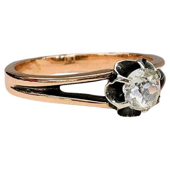Antike 14k Gold solitair Ring in offener Arbeit Einstellung zentriert mit 1 alten Mine geschnittenen Diamanten Schätzung Gewicht von 0,60 Karat H Farbe weiß Ring stammt aus der zaristischen russischen Ära 1910/1917.c Halle mit kyrillischen Alphabet