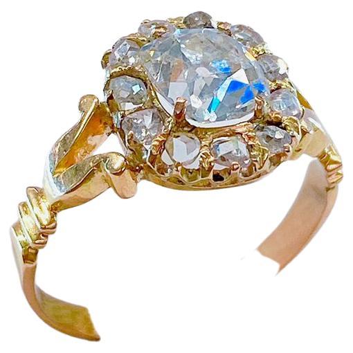 Antico anello solitario russo con diamante taglio miniera centrato con 1 diamante taglio miniera con un peso stimato di 1,70 carati e un diametro di (6,70mm×7mm) di colore bianco e purezza vvs, affiancato da diversi diamanti taglio rosa. La sala