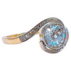 Antico anello solitario in oro con diamante taglio miniera