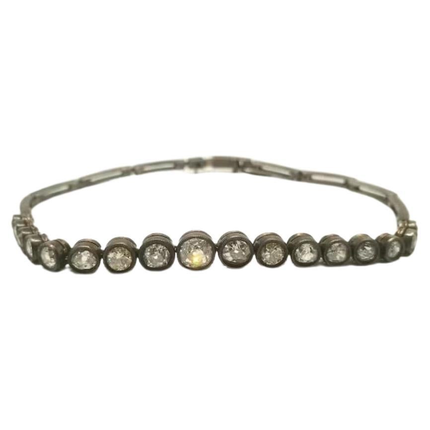 Antikes 10k Gold Gliederarmband gekrönt mit oxdizierten Silber Diamanten im Minenschliff in verschiedenen Größen 0.75/0.65/0.40/0.30/0.25/0.15 mit einem geschätzten Gesamtgewicht an Diamanten im Minenschliff von 4.5 Karat Armbandlänge 19.50cm stammt