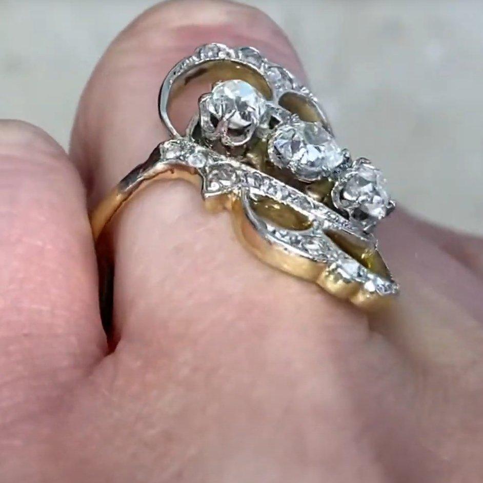 Taglio vecchia miniera Anello antico con diamanti taglio mine (circa 0,9 carati), oro giallo 18 ct. in vendita