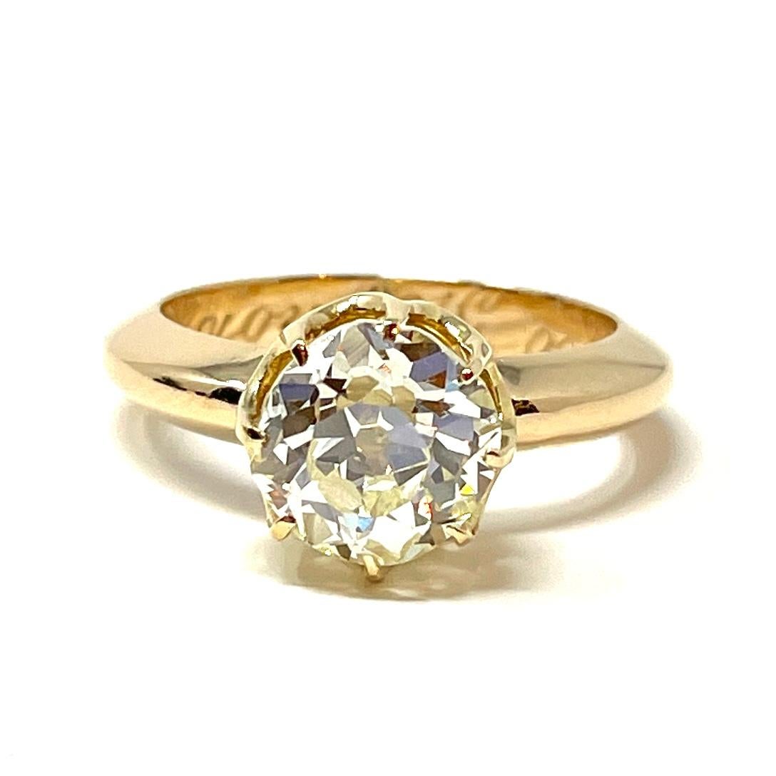 Ein schöner Solitär-Diamantring mit einem 2,28 Karat schweren Diamanten im Altminenschliff. Die schlichte, aber dennoch substanzielle Fassung ist auf 1901 datiert und im Inneren mit einer Widmung in einer unbestimmten Sprache graviert.

Zusammen mit