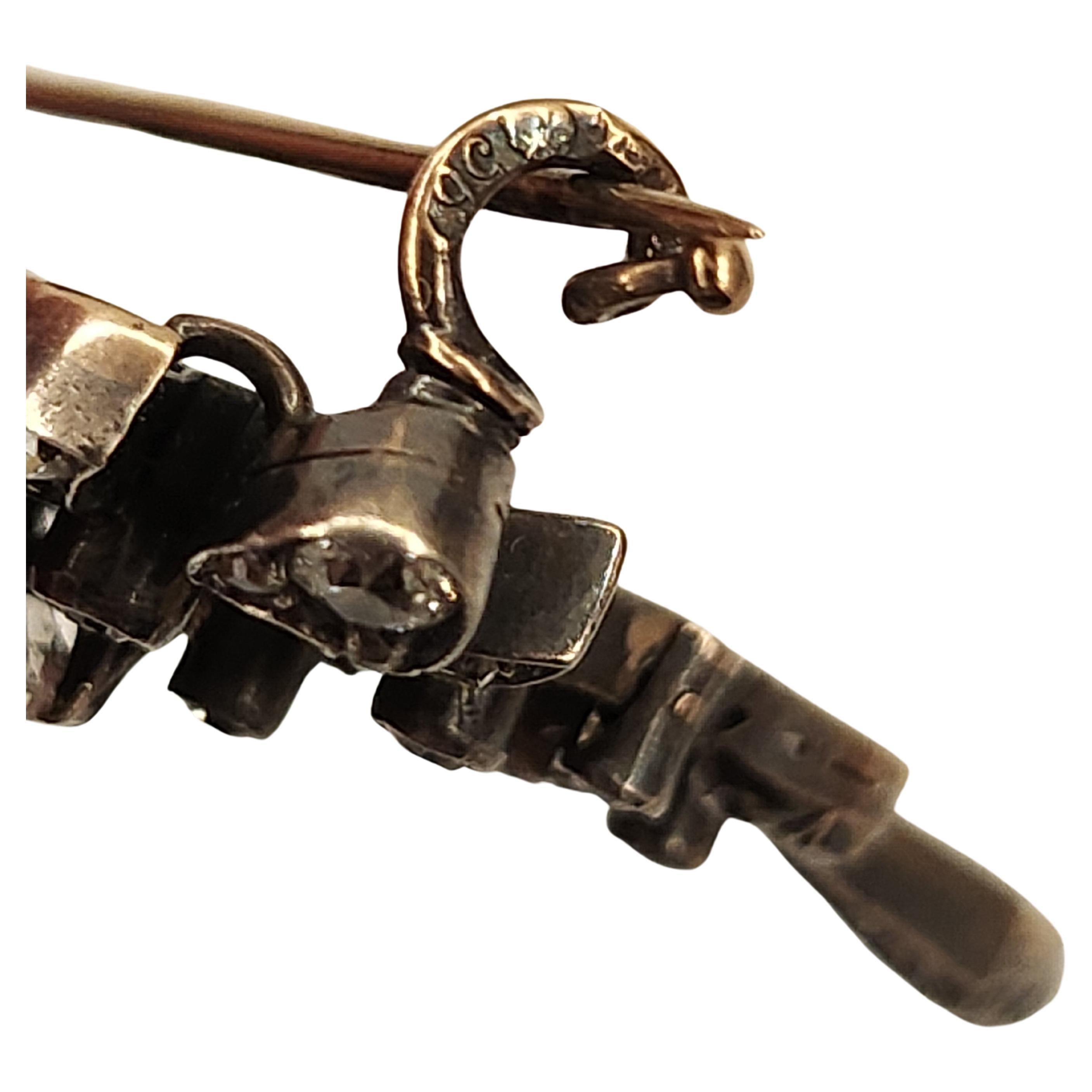 Antico pendente a spilla in oro russo 14k in stile artnovo a lavorazione aperta con diamante taglio mente vecchio stimato del peso di 2 carati, può essere utilizzato come pendente e la spilla è stata realizzata durante l'epoca imperiale russa 1899.c