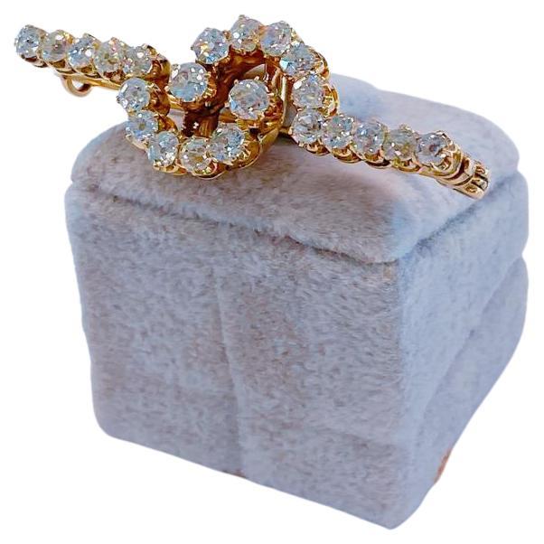 Antica spilla russa con diamante tagliato da miniera con un peso stimato di 2,5 carati H. H. C. eccellente scintilla di 4 cm di lunghezza in oro 14k con il marchio 56 Imperial Gold e il vecchio marchio di saggio di Mosca San Giorgio che uccide il